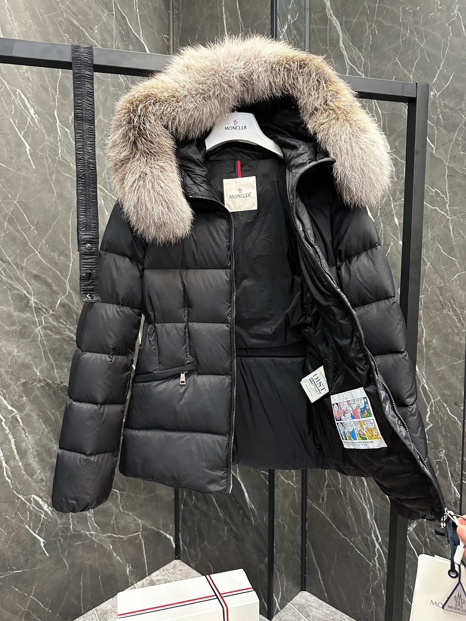 P920 Moncler Boed Women's Short Down Jacket Jacket The Boed women's down jacket is made of longue saison fabric and decorated with fur trim to provide warmth and care. (⚠️Fox fur collar imported from Finland, of course the fur collar needs to be larger to look good) The Boed down jacket has a soft silhouette design and is equipped with a delicate belt to create a sophisticated and elegant winter look. Made of longue saison fabric with wool trim on the hood. Details •Made from longue saison fabric •Longue saison lining •Filled with down •Hood with removable fleece trim •Two-way zipper closure •Elasticated waistband with patented snap buttons •Zip closure lateral pockets with grosgrain piping •Adjustable elastic cuffs Size: 1-4 Women's