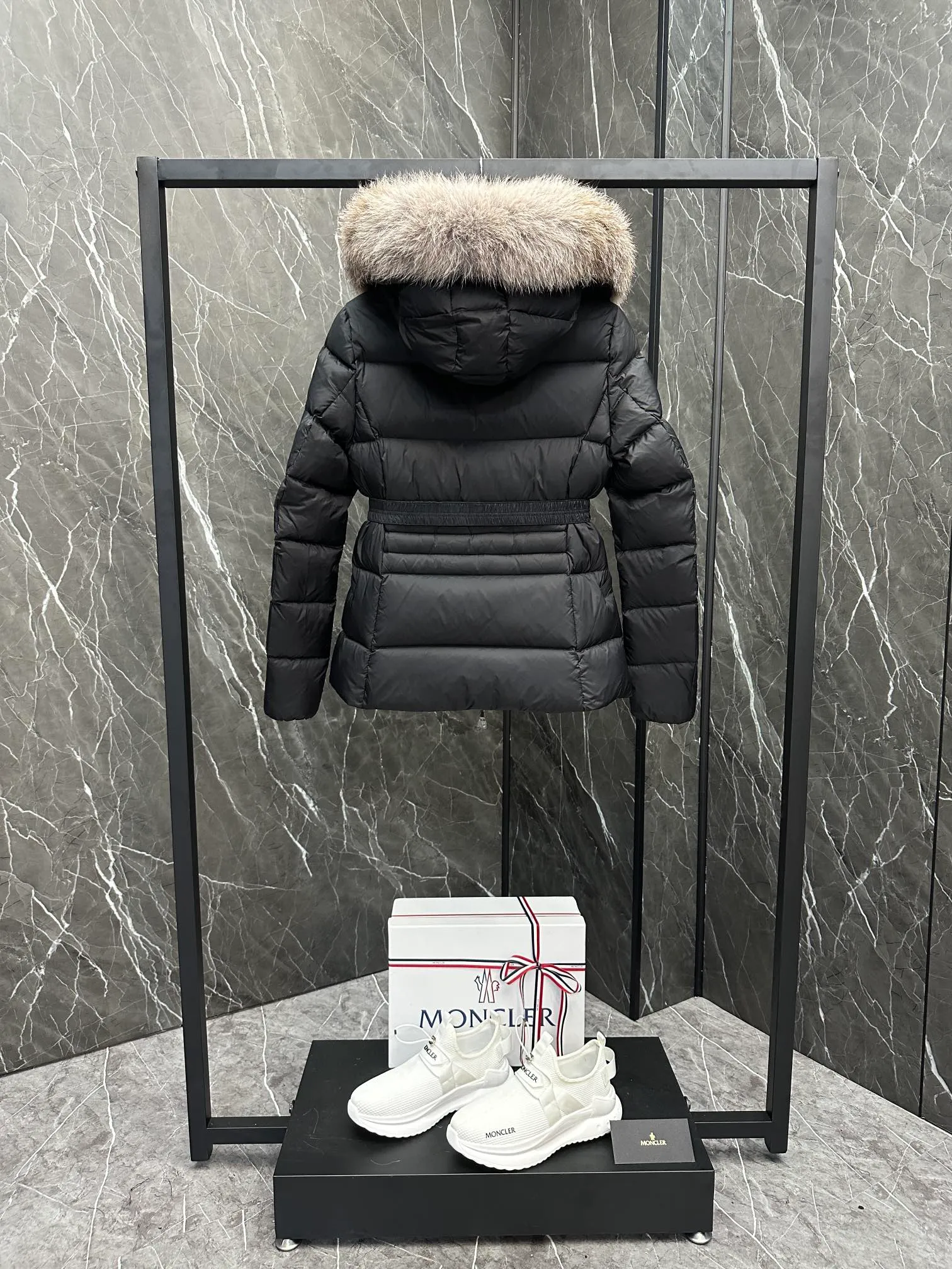 P920 Moncler Boed Women's Short Down Jacket Jacket The Boed women's down jacket is made of longue saison fabric and decorated with fur trim to provide warmth and care. (⚠️Fox fur collar imported from Finland, of course the fur collar needs to be larger to look good) The Boed down jacket has a soft silhouette design and is equipped with a delicate belt to create a sophisticated and elegant winter look. Made of longue saison fabric with wool trim on the hood. Details •Made from longue saison fabric •Longue saison lining •Filled with down •Hood with removable fleece trim •Two-way zipper closure •Elasticated waistband with patented snap buttons •Zip closure lateral pockets with grosgrain piping •Adjustable elastic cuffs Size: 1-4 Women's