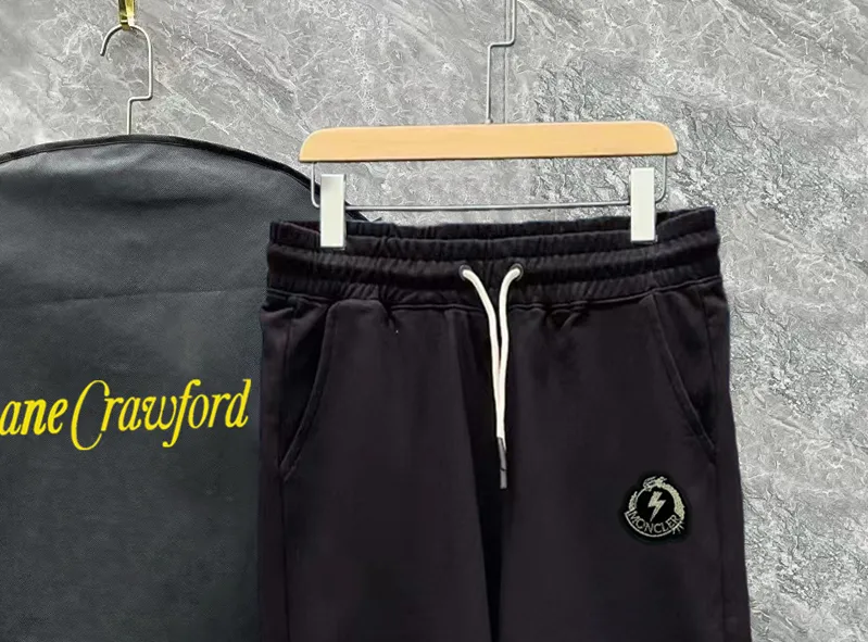 P230 Moncler SS spring and summer show style Slim-fitting lines with exquisite logo and simple logo shorts Domestic factory export Supply top brand fabrics 360g weight Compatible with all body shapes Black and white drawstring design on the waist elastic band Customized drawstring pockets with diagonal pocket design on both sides There is also a small pocket on the back Color: black gray Size S-XL