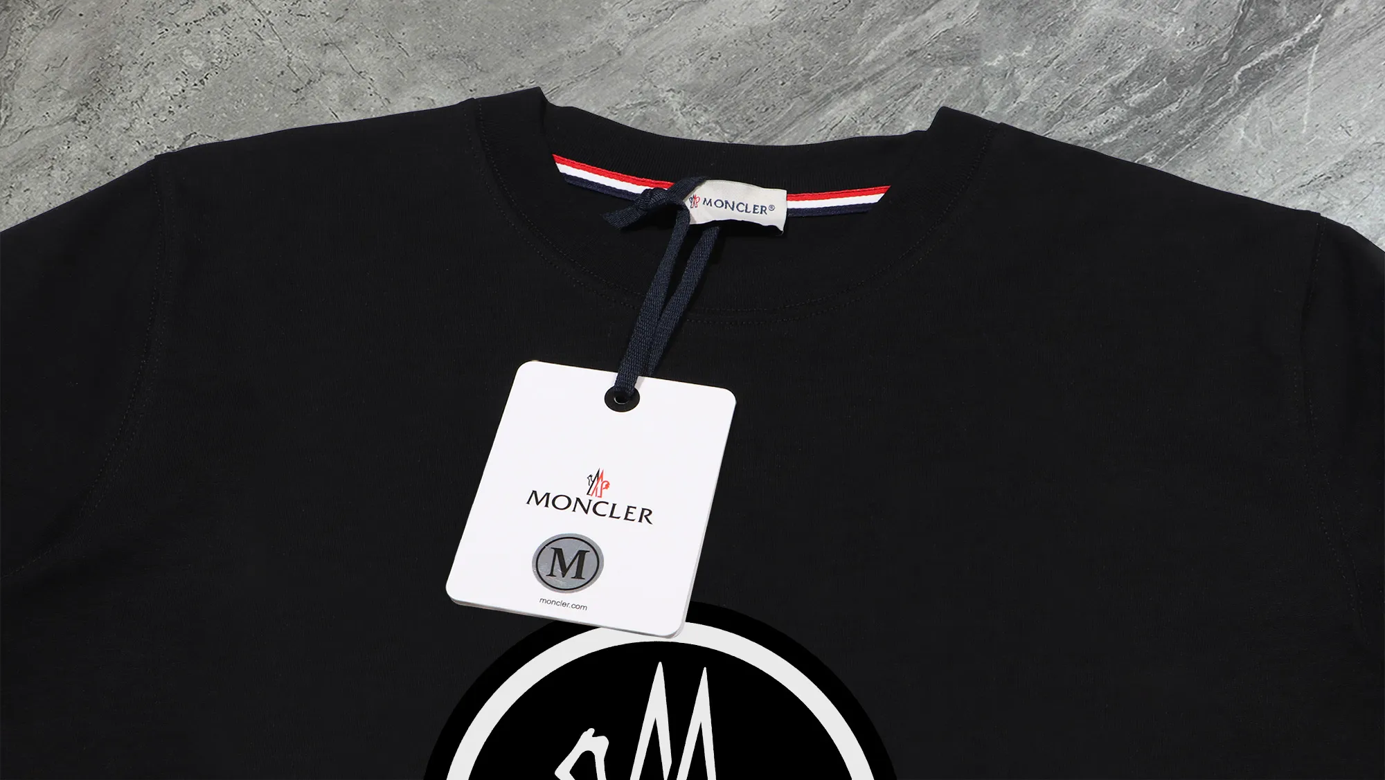 P140 💰Upgraded version "Mobile phone smart sensor ~ NFC chip armband ~ direct access to the official website for anti-counterfeiting" "Moncler ~ Mouth Mouth" 2025 new high-quality round neck short-sleeved T-shirt. The cuffs have imported embroidered labels. Customized dyeing, very comfortable to touch. Super versatile and good-looking short-sleeved. Complete with three labels. Non-market ordinary version. Feel free to compare. Quality is absolutely guaranteed! ‼ First of all, this original fabric is all custom-woven with 32-count double yarn fabric, 250G, and the weight is the same‼ Fine workmanship, double waistcoat method, double waistcoat method, double waistcoat method makes the whole dress more three-dimensional, which is not a craft that ordinary T-shirts can achieve🤪 Size: S-M-L-XL-2XL Color: black, white, apricot, same style for men and women