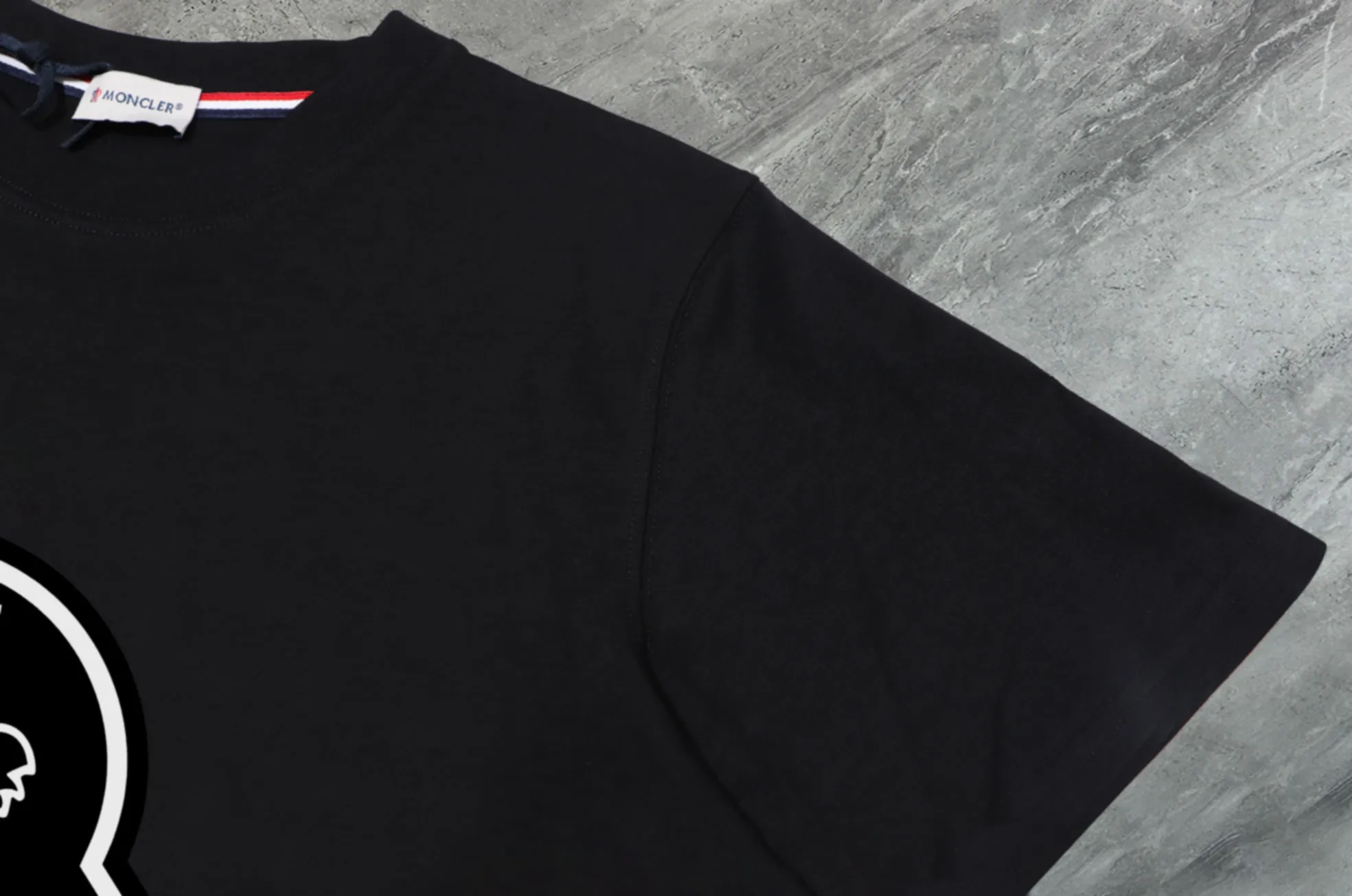 P140 💰Upgraded version "Mobile phone smart sensor ~ NFC chip armband ~ direct access to the official website for anti-counterfeiting" "Moncler ~ Mouth Mouth" 2025 new high-quality round neck short-sleeved T-shirt. The cuffs have imported embroidered labels. Customized dyeing, very comfortable to touch. Super versatile and good-looking short-sleeved. Complete with three labels. Non-market ordinary version. Feel free to compare. Quality is absolutely guaranteed! ‼ First of all, this original fabric is all custom-woven with 32-count double yarn fabric, 250G, and the weight is the same‼ Fine workmanship, double waistcoat method, double waistcoat method, double waistcoat method makes the whole dress more three-dimensional, which is not a craft that ordinary T-shirts can achieve🤪 Size: S-M-L-XL-2XL Color: black, white, apricot, same style for men and women