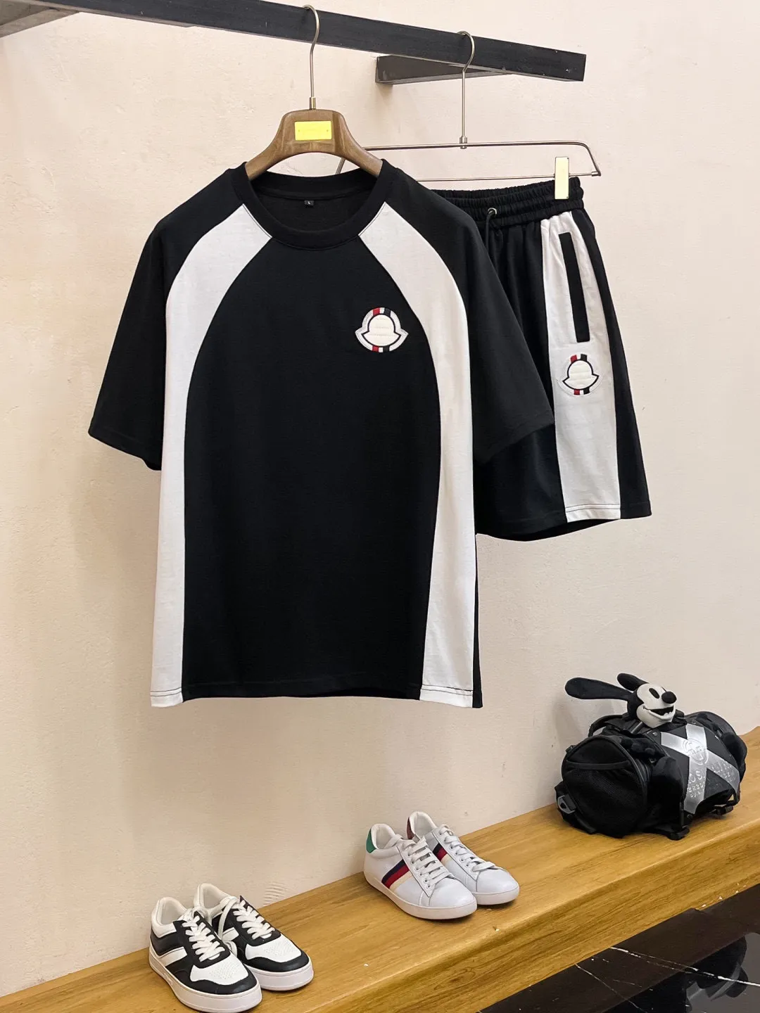 P560 Brand [MONCLER Mouth Covered] 2025 round neck short-sleeved shorts suit. The pure cotton fabric upper body will not be stuffy, the smooth and comfortable skin-friendly effect is more breathable, the fabric has its own texture, classic logo technology, a new interpretation from a unique angle, the first choice for fashion and versatility! Size: M-3XL (maximum wear: 190 pounds)