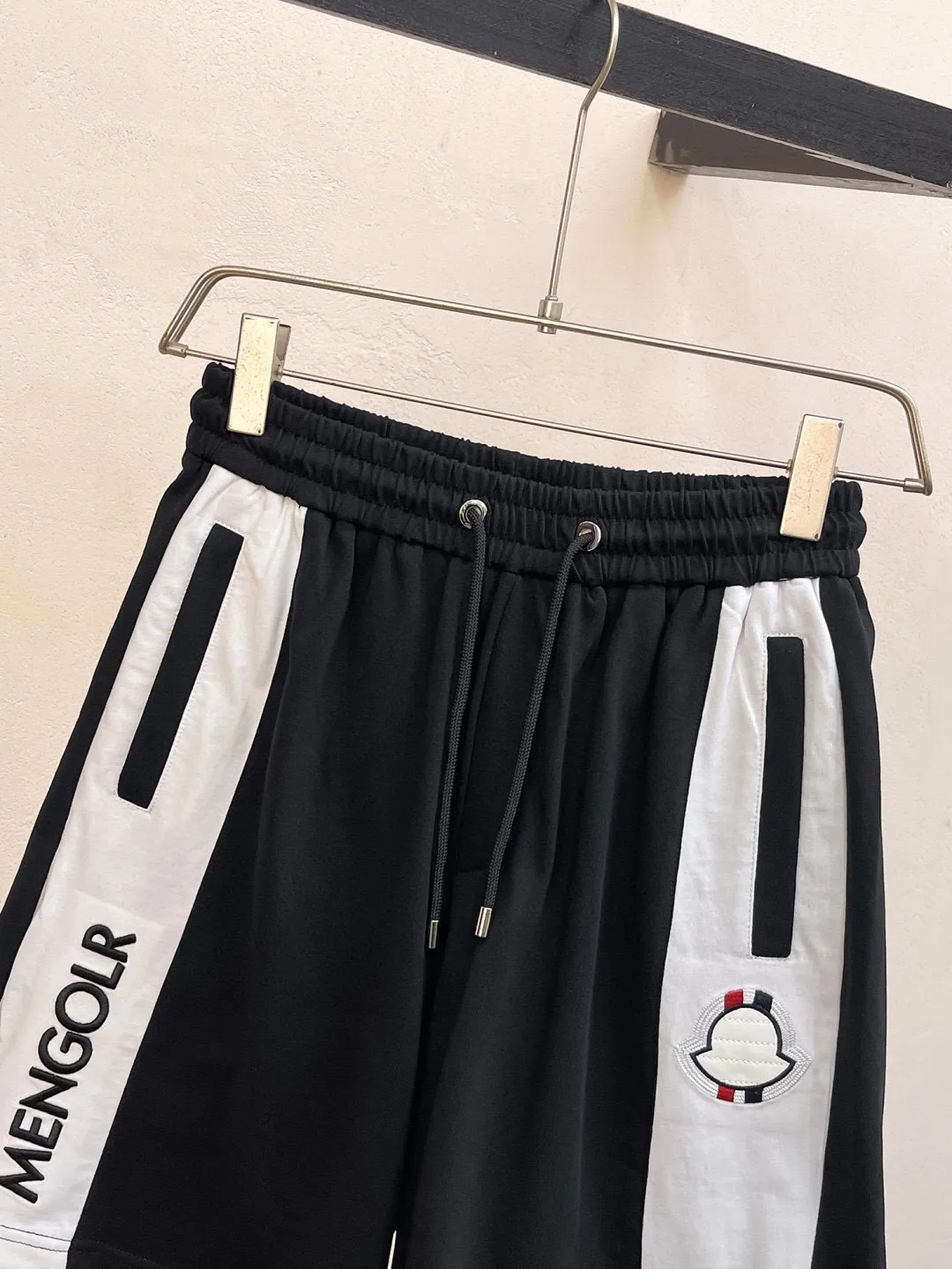 P560 Brand [MONCLER Mouth Covered] 2025 round neck short-sleeved shorts suit. The pure cotton fabric upper body will not be stuffy, the smooth and comfortable skin-friendly effect is more breathable, the fabric has its own texture, classic logo technology, a new interpretation from a unique angle, the first choice for fashion and versatility! Size: M-3XL (maximum wear: 190 pounds)