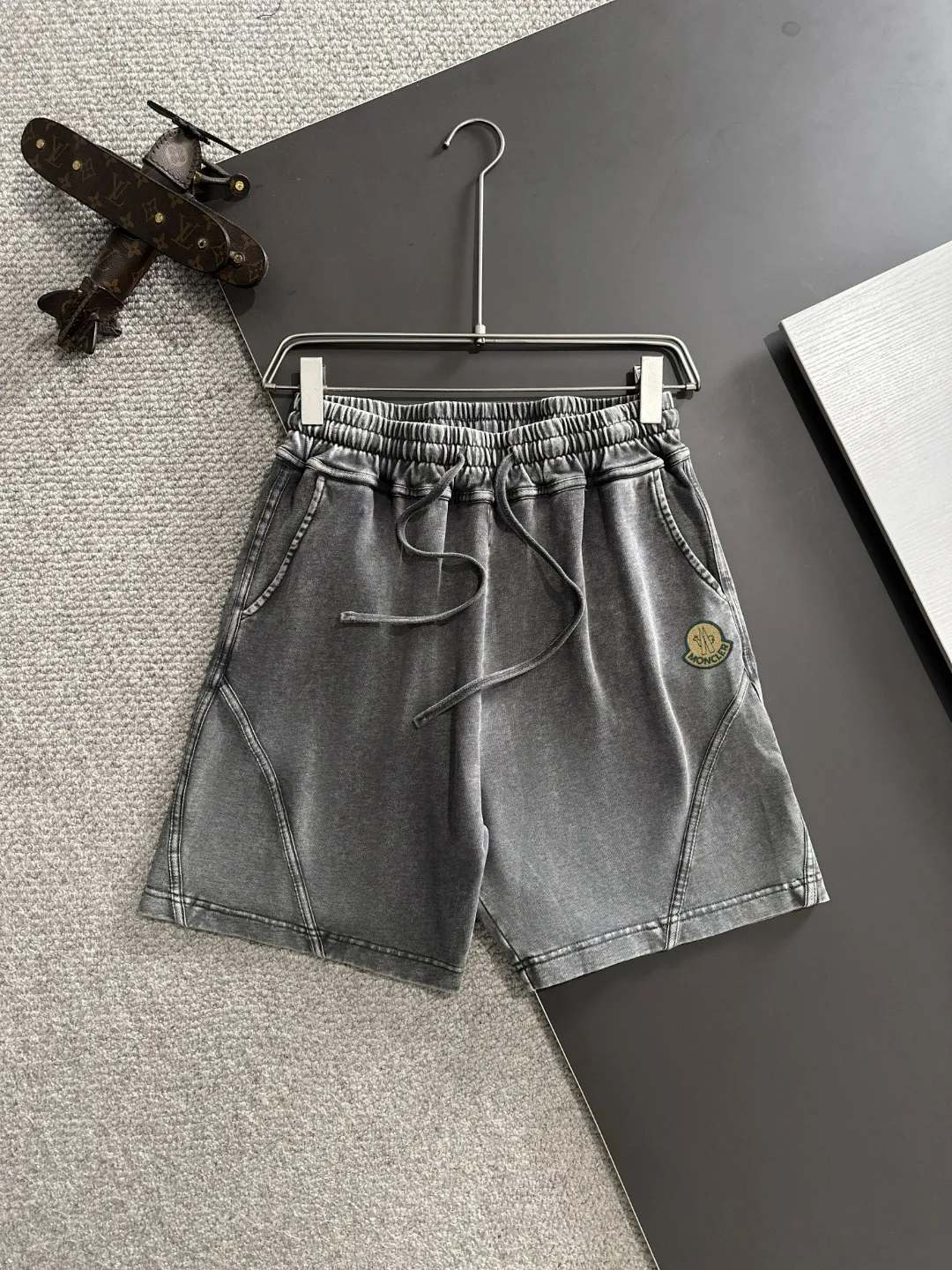 Next day delivery P300 High-quality Moncler/Mongolian 2025 spring and summer new high-definition elastic band casual solid color loose shorts, made with machines imported from Italy. The hem of the pants is hemmed with two needles. The stitching is fine and firm. The fabric is customized at the counter and is highly breathable and comfortable. The details are impeccable. The brand element design concept reflects high quality. It feels delicate and soft! It presents a casual cut and the upper body shape is great! Size: S-XXL
