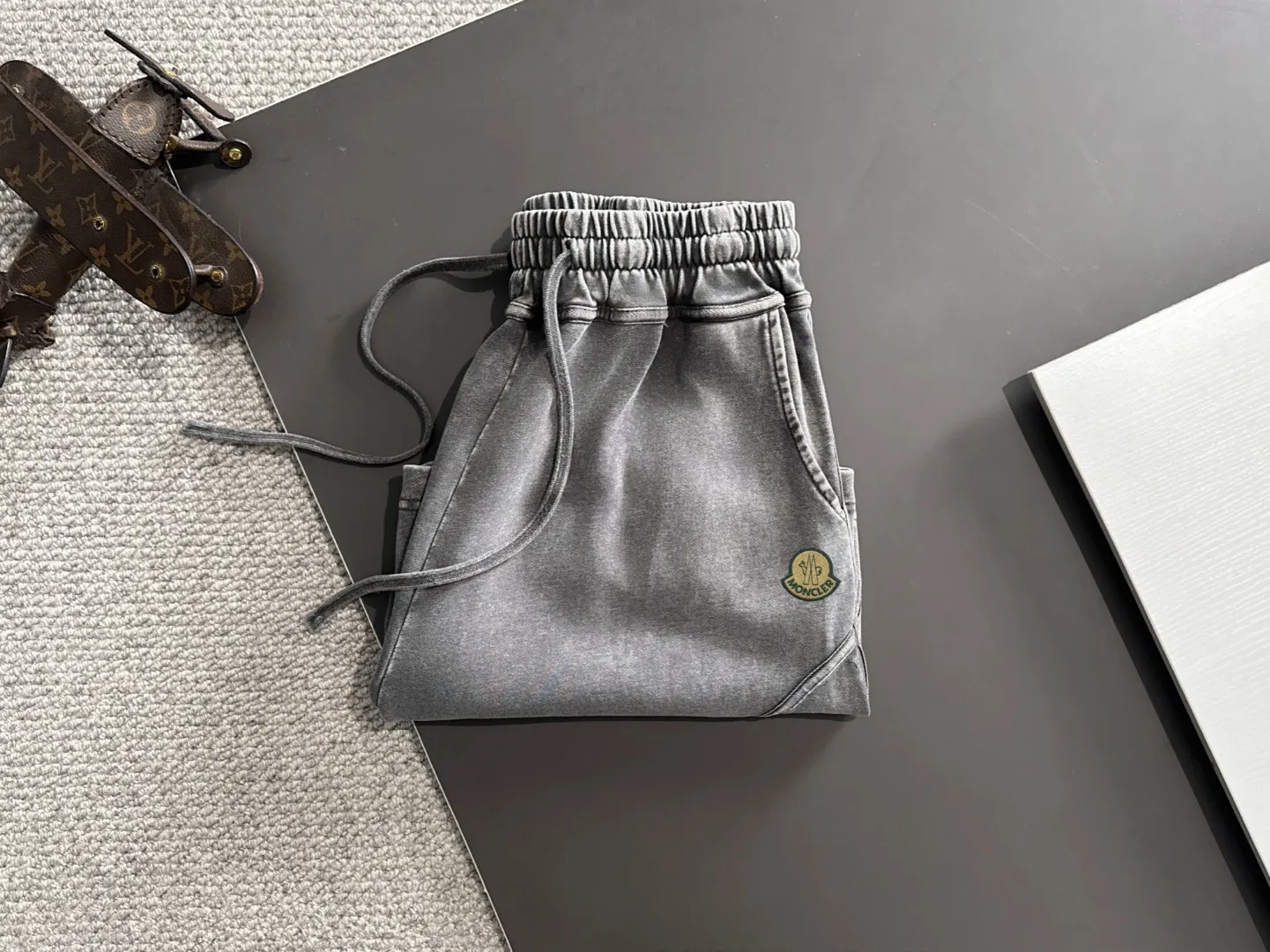 Next day delivery P300 High-quality Moncler/Mongolian 2025 spring and summer new high-definition elastic band casual solid color loose shorts, made with machines imported from Italy. The hem of the pants is hemmed with two needles. The stitching is fine and firm. The fabric is customized at the counter and is highly breathable and comfortable. The details are impeccable. The brand element design concept reflects high quality. It feels delicate and soft! It presents a casual cut and the upper body shape is great! Size: S-XXL