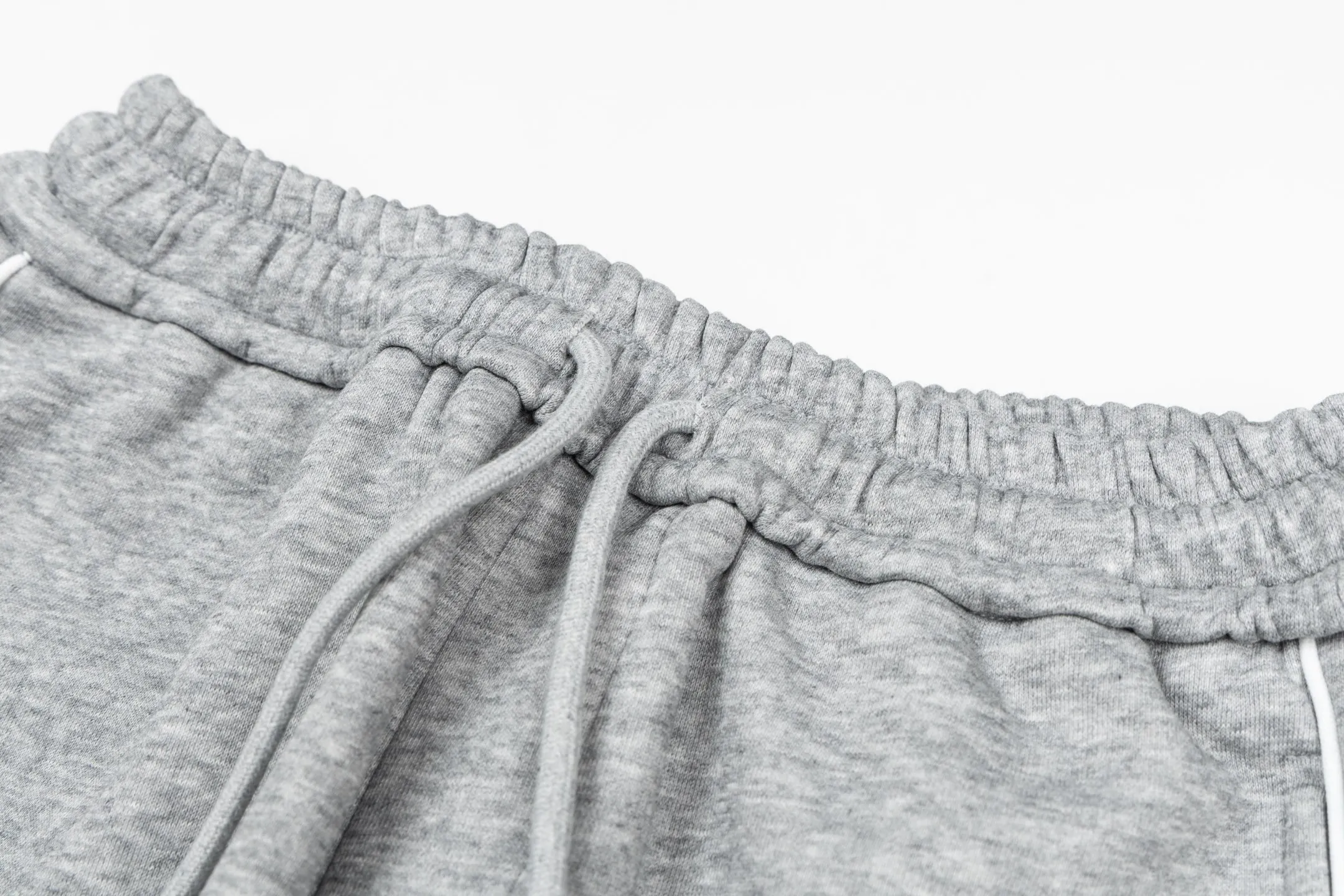 P220 Style No. Y189 Straight-leg sweatpants with small label line webbing pockets and torch embroidery. MONCLER official website ZP synchronized new sweatpants. The fabric is made of 450g heavy double-strand double yarn composite fabric. The small label is exquisitely embroidered with letter craftsmanship. Customized hand-stitched line webbing on the side. Elastic drawstring waist design is full of flexibility. High version of the inner hemming strip. Perfect details. Loose version. Made with conscience. High temperature resistance. Will not fall off. Machine washable. Factory-made workmanship, bag strips with neat double-needle stitching, popular internet celebrity model, very popular, loose os version, can be worn up to 200 pounds, tag, hanging beads, washable, main seller, packaging, full set of accessories📦 All details are real shots without beauty filters, feel free to buy📷 Color: black gray size: S M L XL