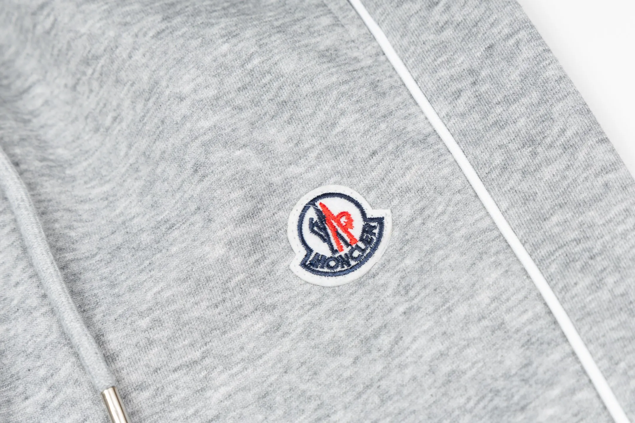 P220 Style No. Y189 Straight-leg sweatpants with small label line webbing pockets and torch embroidery. MONCLER official website ZP synchronized new sweatpants. The fabric is made of 450g heavy double-strand double yarn composite fabric. The small label is exquisitely embroidered with letter craftsmanship. Customized hand-stitched line webbing on the side. Elastic drawstring waist design is full of flexibility. High version of the inner hemming strip. Perfect details. Loose version. Made with conscience. High temperature resistance. Will not fall off. Machine washable. Factory-made workmanship, bag strips with neat double-needle stitching, popular internet celebrity model, very popular, loose os version, can be worn up to 200 pounds, tag, hanging beads, washable, main seller, packaging, full set of accessories📦 All details are real shots without beauty filters, feel free to buy📷 Color: black gray size: S M L XL
