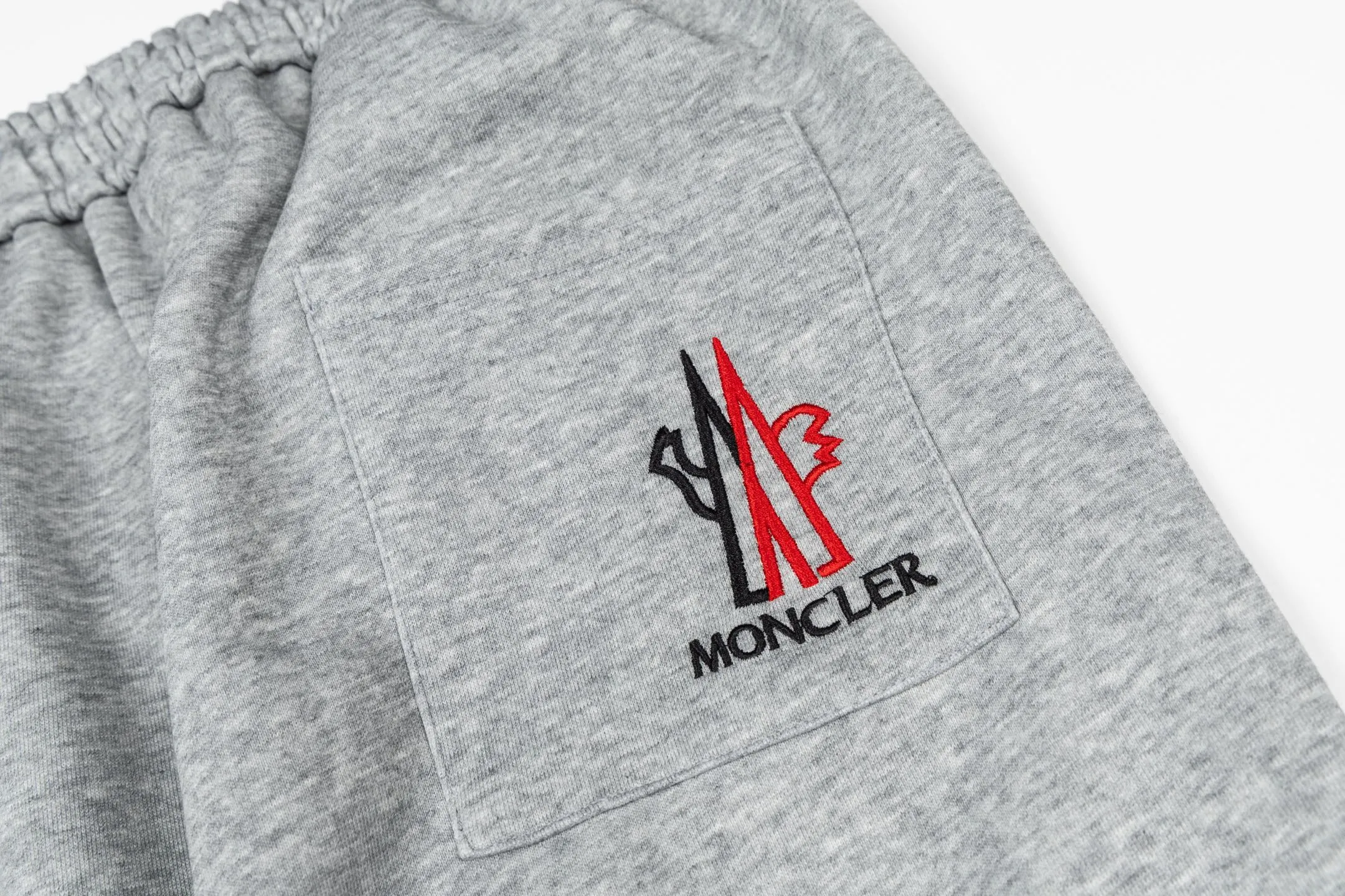 P220 Style No. Y189 Straight-leg sweatpants with small label line webbing pockets and torch embroidery. MONCLER official website ZP synchronized new sweatpants. The fabric is made of 450g heavy double-strand double yarn composite fabric. The small label is exquisitely embroidered with letter craftsmanship. Customized hand-stitched line webbing on the side. Elastic drawstring waist design is full of flexibility. High version of the inner hemming strip. Perfect details. Loose version. Made with conscience. High temperature resistance. Will not fall off. Machine washable. Factory-made workmanship, bag strips with neat double-needle stitching, popular internet celebrity model, very popular, loose os version, can be worn up to 200 pounds, tag, hanging beads, washable, main seller, packaging, full set of accessories📦 All details are real shots without beauty filters, feel free to buy📷 Color: black gray size: S M L XL
