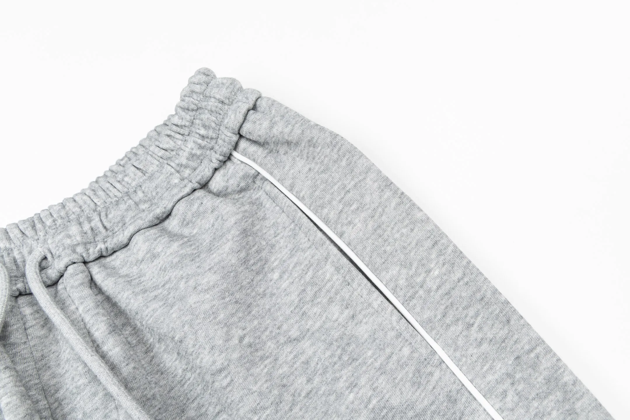 P220 Style No. Y189 Straight-leg sweatpants with small label line webbing pockets and torch embroidery. MONCLER official website ZP synchronized new sweatpants. The fabric is made of 450g heavy double-strand double yarn composite fabric. The small label is exquisitely embroidered with letter craftsmanship. Customized hand-stitched line webbing on the side. Elastic drawstring waist design is full of flexibility. High version of the inner hemming strip. Perfect details. Loose version. Made with conscience. High temperature resistance. Will not fall off. Machine washable. Factory-made workmanship, bag strips with neat double-needle stitching, popular internet celebrity model, very popular, loose os version, can be worn up to 200 pounds, tag, hanging beads, washable, main seller, packaging, full set of accessories📦 All details are real shots without beauty filters, feel free to buy📷 Color: black gray size: S M L XL