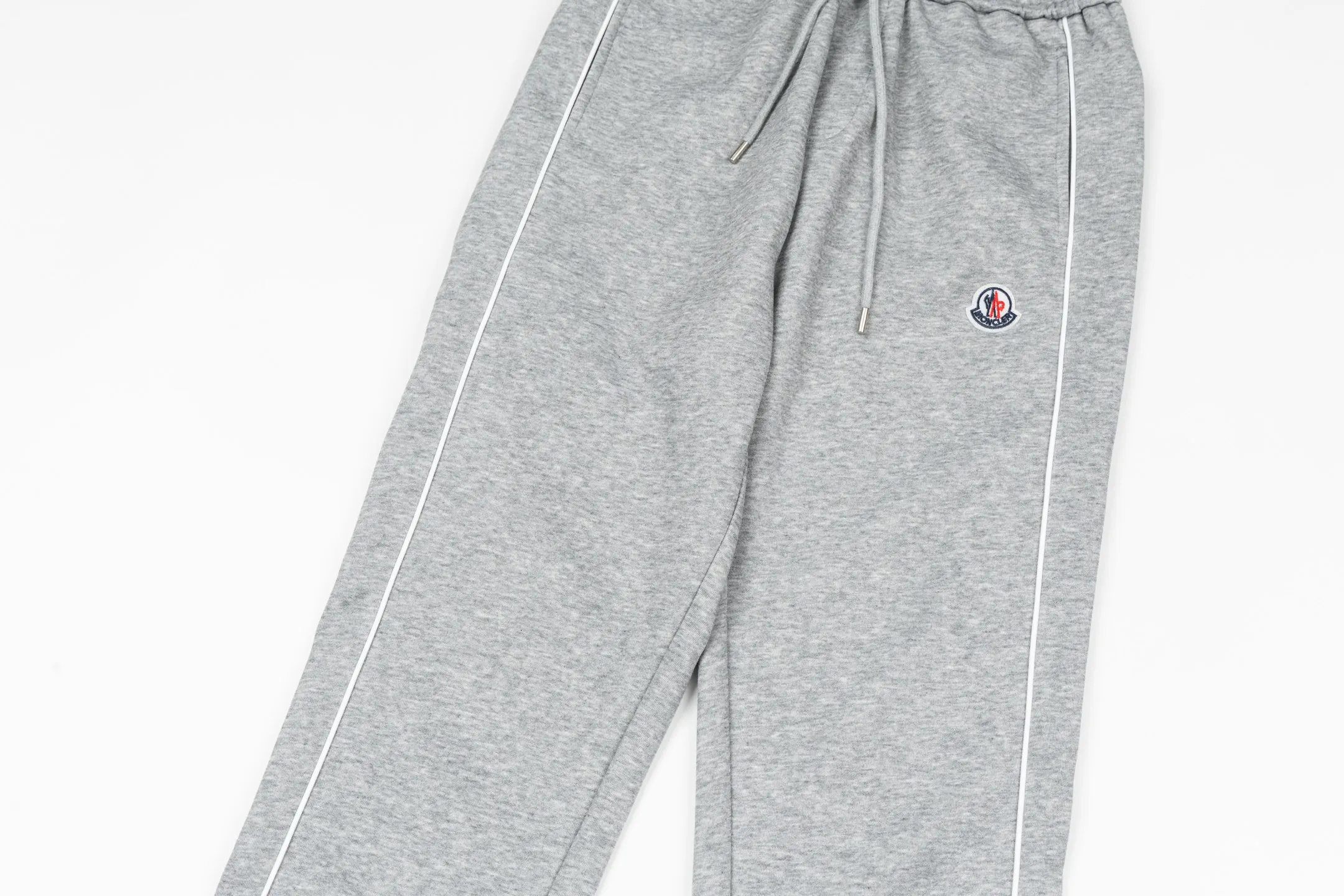 P220 Style No. Y189 Straight-leg sweatpants with small label line webbing pockets and torch embroidery. MONCLER official website ZP synchronized new sweatpants. The fabric is made of 450g heavy double-strand double yarn composite fabric. The small label is exquisitely embroidered with letter craftsmanship. Customized hand-stitched line webbing on the side. Elastic drawstring waist design is full of flexibility. High version of the inner hemming strip. Perfect details. Loose version. Made with conscience. High temperature resistance. Will not fall off. Machine washable. Factory-made workmanship, bag strips with neat double-needle stitching, popular internet celebrity model, very popular, loose os version, can be worn up to 200 pounds, tag, hanging beads, washable, main seller, packaging, full set of accessories📦 All details are real shots without beauty filters, feel free to buy📷 Color: black gray size: S M L XL