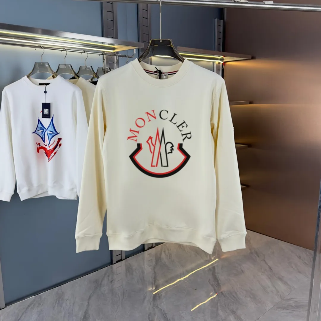 P210 version sweatshirt) 📦With exclusive packaging📦 [Long-term ready stock] Upgraded version "Mobile phone smart sensor~NFC chip armband~direct to the official website for anti-counterfeiting" 〖 𝐌𝐎𝐍𝐂𝐋𝐄𝐑~Mouggou〗 2025 new high quality, using 450 grams of heavyweight fabric Different from the market currency, you can mix and match everything at will and you will be handsome😎The whole clothes is made of double waistcoats. The double waistcoats make the whole dress more three-dimensional. It is not an ordinary factory that can do such fine work. 2025 autumn and winter new style, on sale at the counter, exquisite printed round neck terry sweatshirt. High-end double-ply cotton. Customized stretch ribs are dyed in the same vat. Three standards are complete. It is matched with digital printing patterns and is very breathable. Same style for men and women. Color: black, white, apricot. Size: S M L XL 2XL