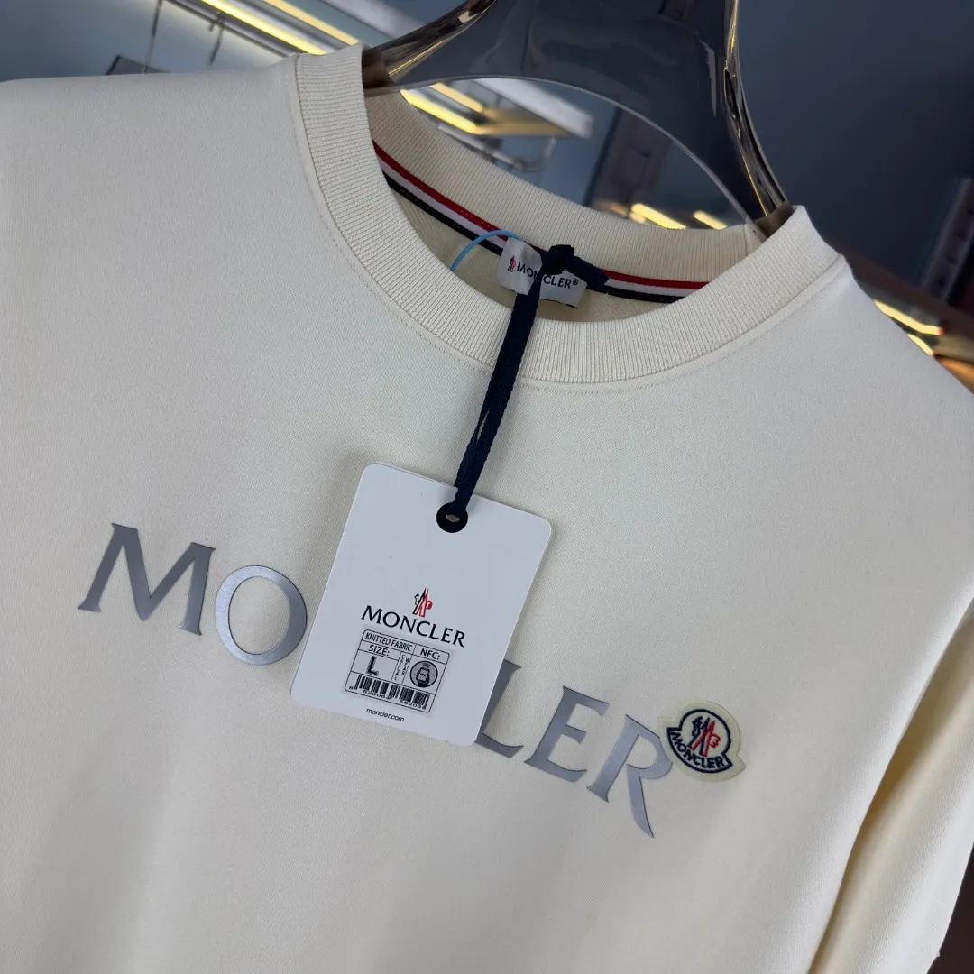 P210 version sweatshirt) 📦With exclusive packaging📦 [Long-term ready stock] Upgraded version "Mobile phone smart sensor~NFC chip armband~direct to the official website for anti-counterfeiting" 〖 𝐌𝐎𝐍𝐂𝐋𝐄𝐑~Mouggou〗 2025 new high quality, using 450 grams of heavyweight fabric Different from the market currency, you can mix and match everything at will and you will be handsome😎The whole clothes is made of double waistcoats. The double waistcoats make the whole dress more three-dimensional. It is not an ordinary factory that can do such fine work. 2025 autumn and winter new style, on sale at the counter, exquisite printed round neck terry sweatshirt. High-end double-ply cotton. Customized stretch ribs are dyed in the same vat. Three standards are complete. It is matched with digital printing patterns and is very breathable. Same style for men and women. Color: black, white, apricot. Size: S M L XL 2XL