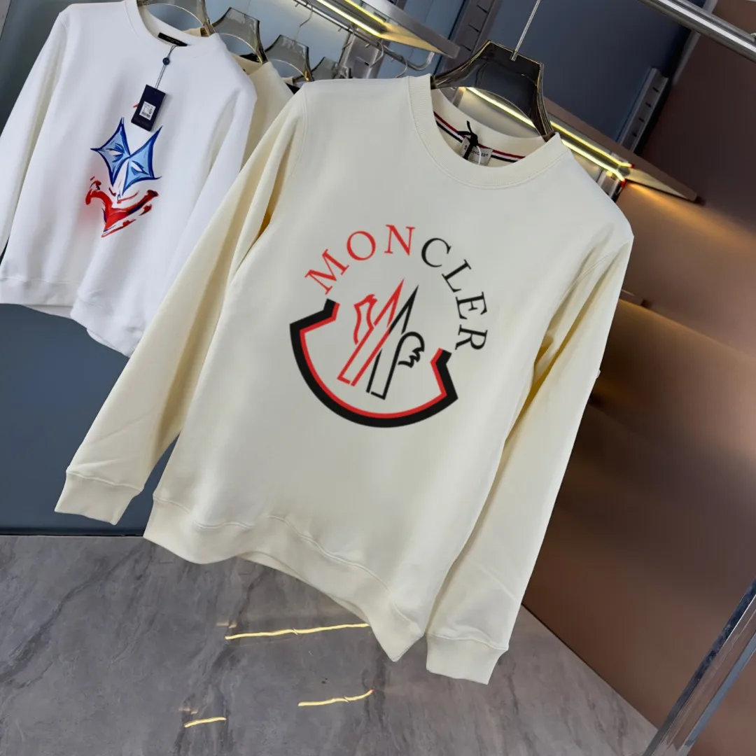 P210 version sweatshirt) 📦With exclusive packaging📦 [Long-term ready stock] Upgraded version "Mobile phone smart sensor~NFC chip armband~direct to the official website for anti-counterfeiting" 〖 𝐌𝐎𝐍𝐂𝐋𝐄𝐑~Mouggou〗 2025 new high quality, using 450 grams of heavyweight fabric Different from the market currency, you can mix and match everything at will and you will be handsome😎The whole clothes is made of double waistcoats. The double waistcoats make the whole dress more three-dimensional. It is not an ordinary factory that can do such fine work. 2025 autumn and winter new style, on sale at the counter, exquisite printed round neck terry sweatshirt. High-end double-ply cotton. Customized stretch ribs are dyed in the same vat. Three standards are complete. It is matched with digital printing patterns and is very breathable. Same style for men and women. Color: black, white, apricot. Size: S M L XL 2XL