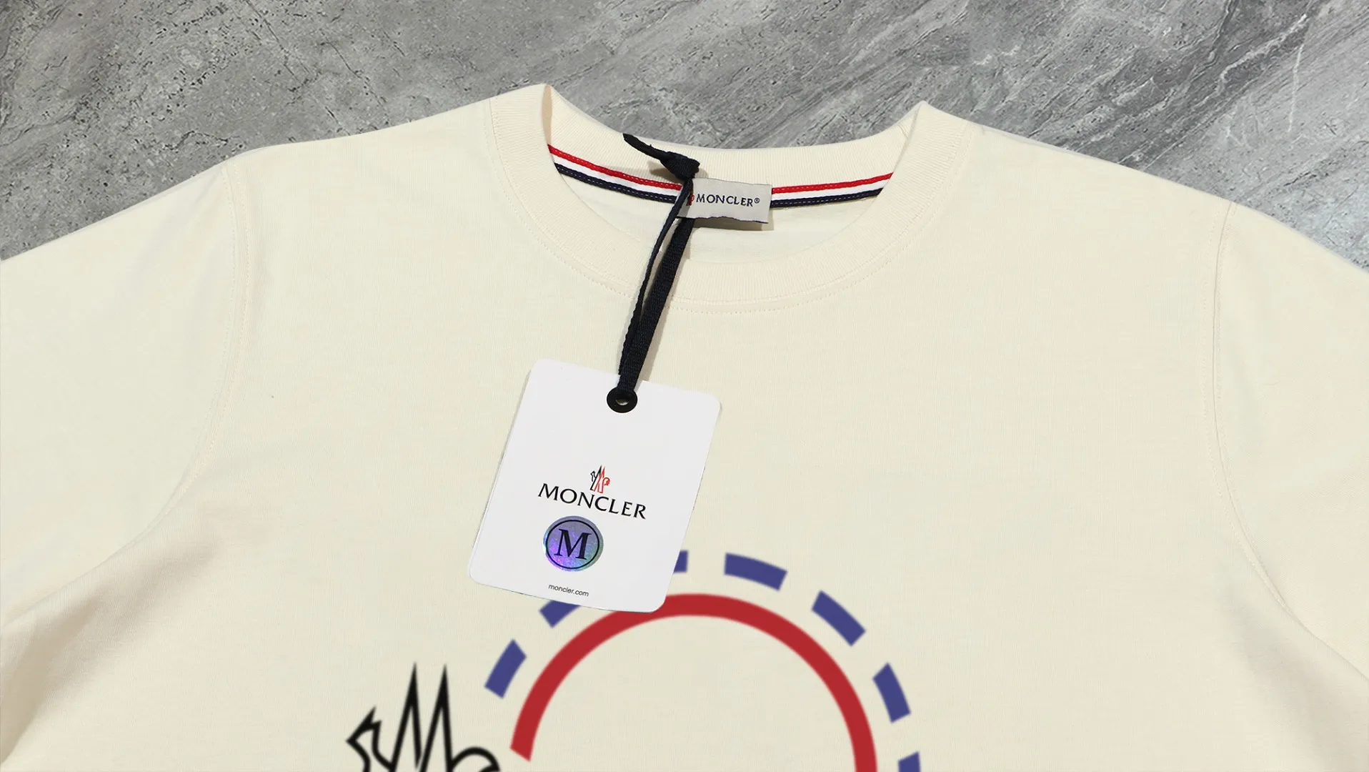 P210 High-version sweatshirt) [Long-term stock] 〖𝐌𝐎𝐍𝐂𝐋𝐄𝐑~Mask〗 Made of 440g heavy-weight fabric. It is different from the market currency. It can be matched with any variety and is properly handsome. 😎The whole dress is made of double waistcoats. The double waistcoats make the whole dress more three-dimensional. Not ordinary factories can do such fine work. 2025 Spring catwalk version of the T stage, on sale at the counter, exquisitely printed round neck terry sweatshirt, high-end double-ply cotton, custom-made stretch ribs, dyed in the same vat, complete with three standards, matched with digital printing patterns and very breathable, same style for men and women, color: black, white, apricot, size: S M L XL 2XL