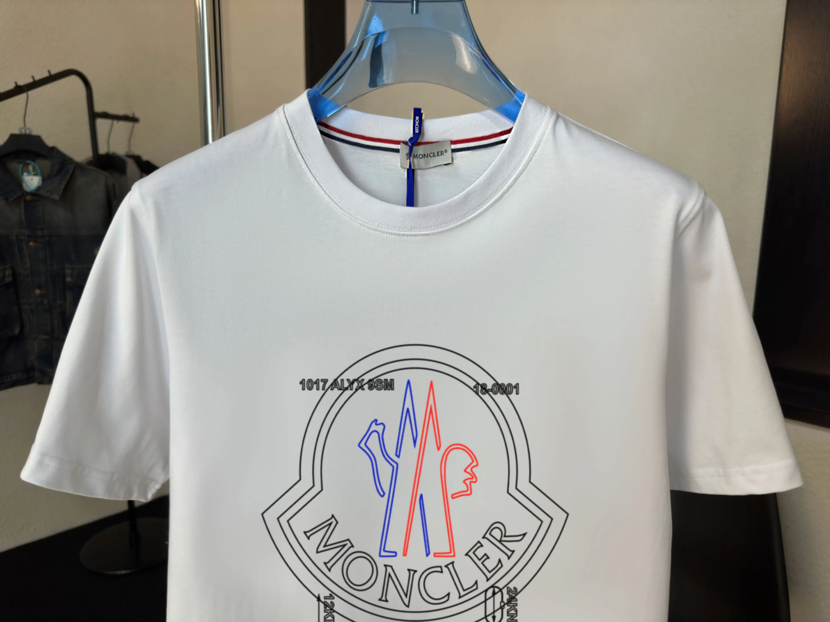 P140 💰Upgraded version "Mobile phone smart sensor ~ NFC chip armband ~ direct access to the official website for anti-counterfeiting" "Moncler ~ Mouth Mouth" 2025 new high-quality round neck short-sleeved T-shirt. The cuffs have imported embroidered labels. Customized dyeing, very comfortable to touch. Super versatile and good-looking short-sleeved. Complete with three labels. Non-market ordinary version. Feel free to compare. Quality is absolutely guaranteed! ‼ First of all, this original fabric is all custom-woven with 32-count double yarn fabric, 250G, and the weight is the same‼ Fine workmanship, double waistcoat method, double waistcoat method, double waistcoat method makes the whole dress more three-dimensional, which is not a craft that ordinary T-shirts can achieve🤪 Size: S-M-L-XL-2XL Color: black, white, apricot, same style for men and women