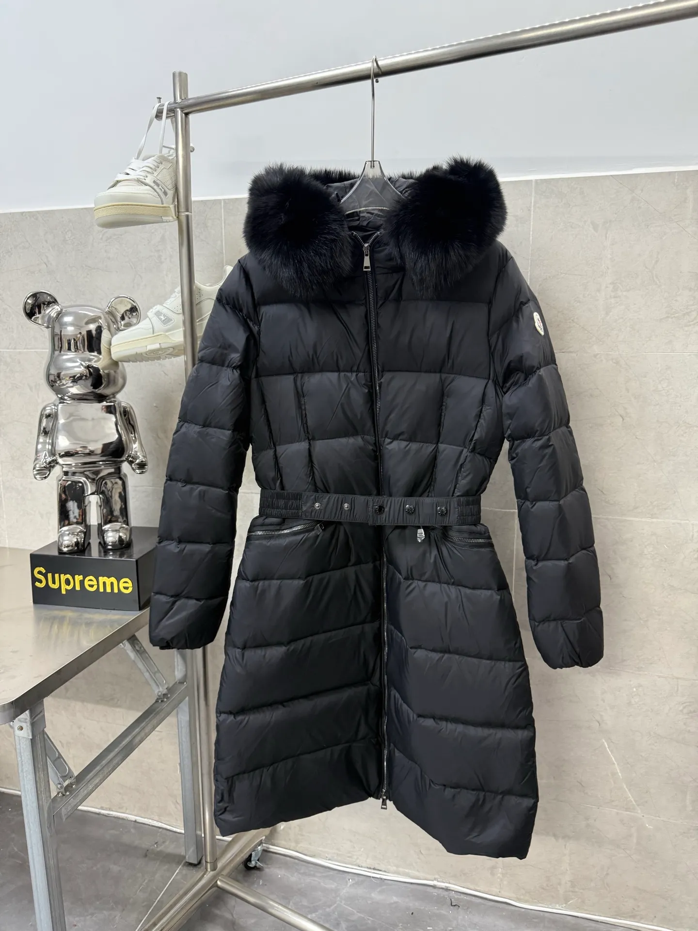 P1100 Moncler mid-length women's down jacket, oversized fox fur collar, elastic waistband at the back, plus color matching movable belt, soft and comfortable fabric, 90 velvet with good fill power, slim fit upper body, light and neat, warm and not bloated. Color: black white Size: 1234