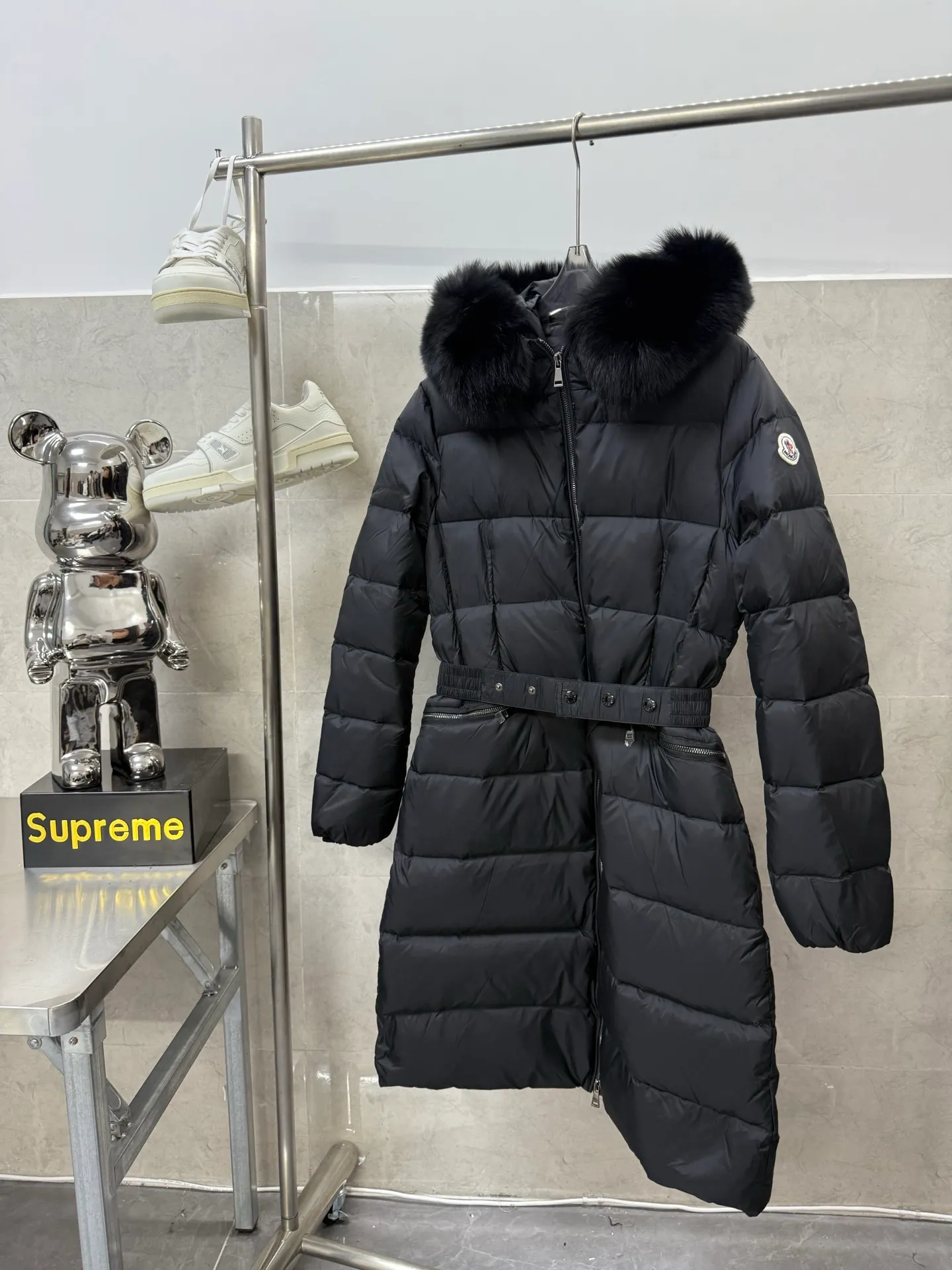 P1100 Moncler mid-length women's down jacket, oversized fox fur collar, elastic waistband at the back, plus color matching movable belt, soft and comfortable fabric, 90 velvet with good fill power, slim fit upper body, light and neat, warm and not bloated. Color: black white Size: 1234