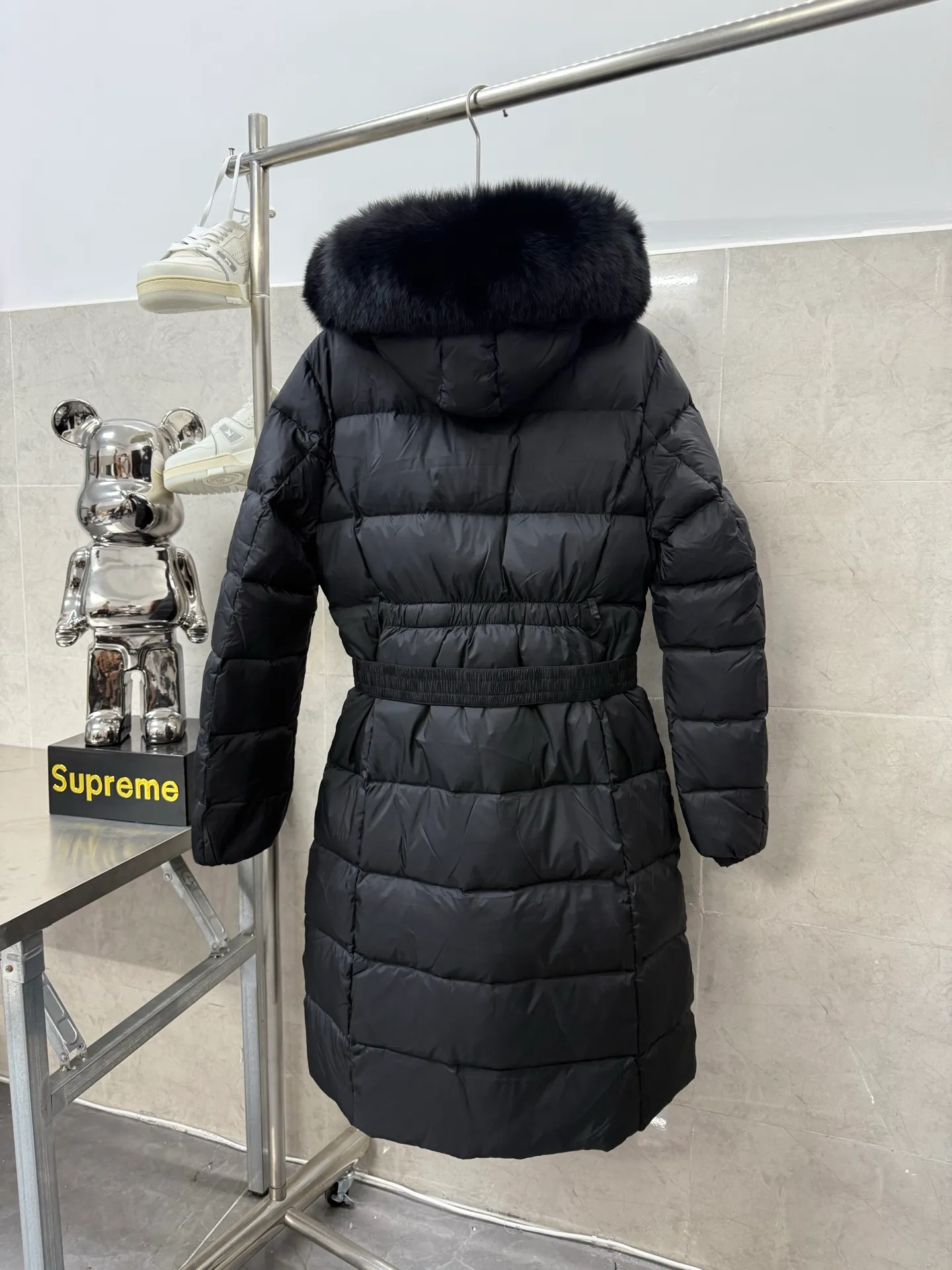 P1100 Moncler mid-length women's down jacket, oversized fox fur collar, elastic waistband at the back, plus color matching movable belt, soft and comfortable fabric, 90 velvet with good fill power, slim fit upper body, light and neat, warm and not bloated. Color: black white Size: 1234
