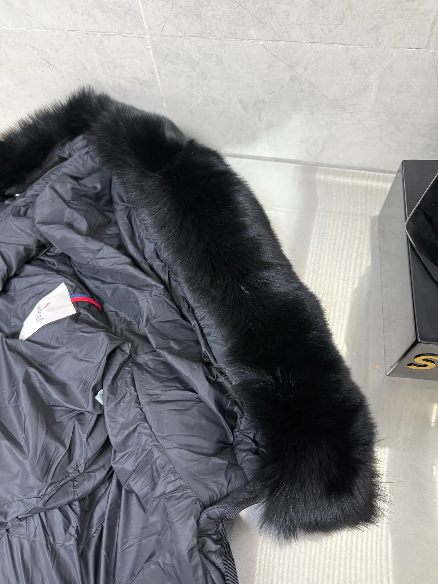 P1100 Moncler mid-length women's down jacket, oversized fox fur collar, elastic waistband at the back, plus color matching movable belt, soft and comfortable fabric, 90 velvet with good fill power, slim fit upper body, light and neat, warm and not bloated. Color: black white Size: 1234