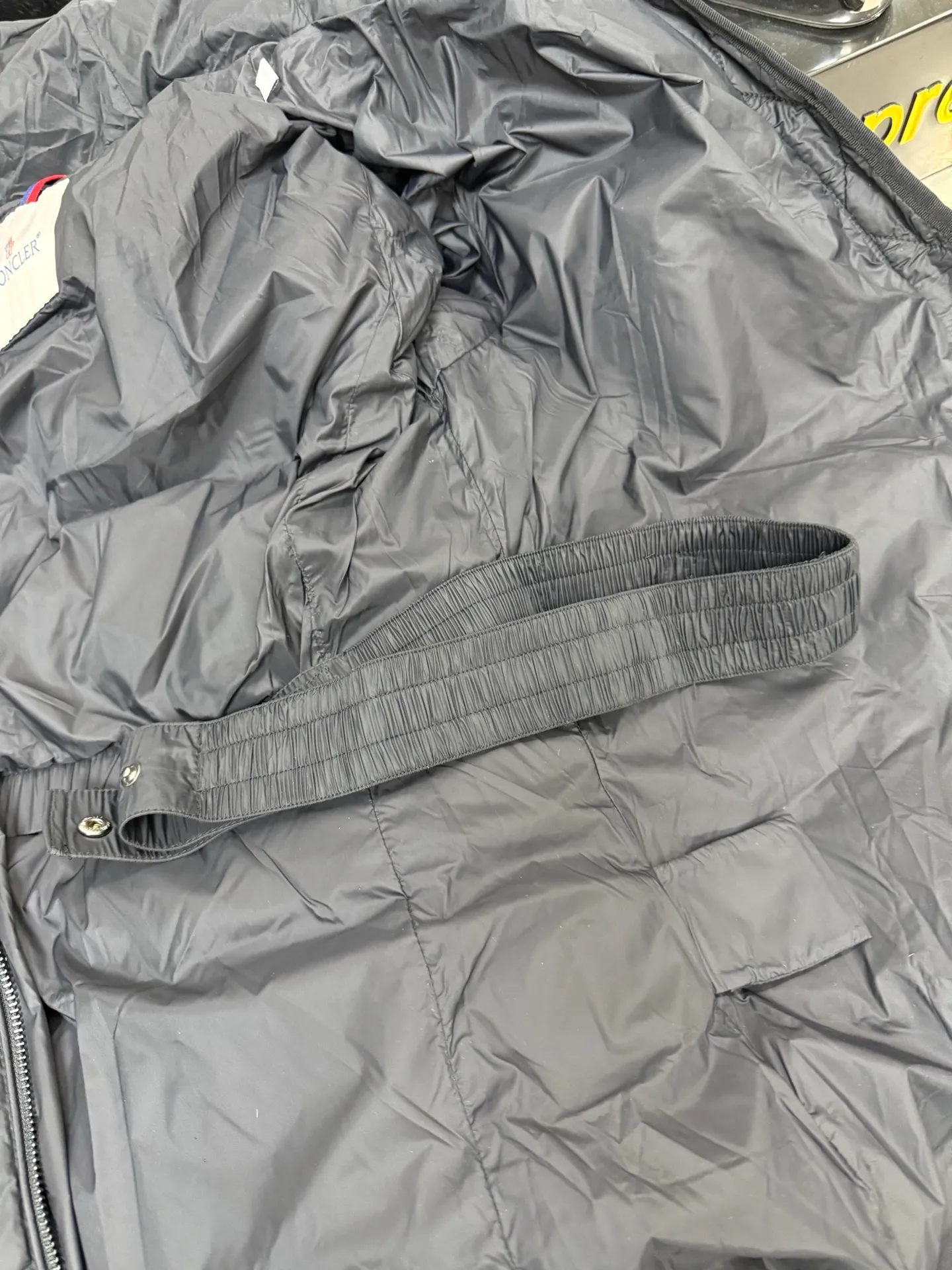 P1100 Moncler mid-length women's down jacket, oversized fox fur collar, elastic waistband at the back, plus color matching movable belt, soft and comfortable fabric, 90 velvet with good fill power, slim fit upper body, light and neat, warm and not bloated. Color: black white Size: 1234