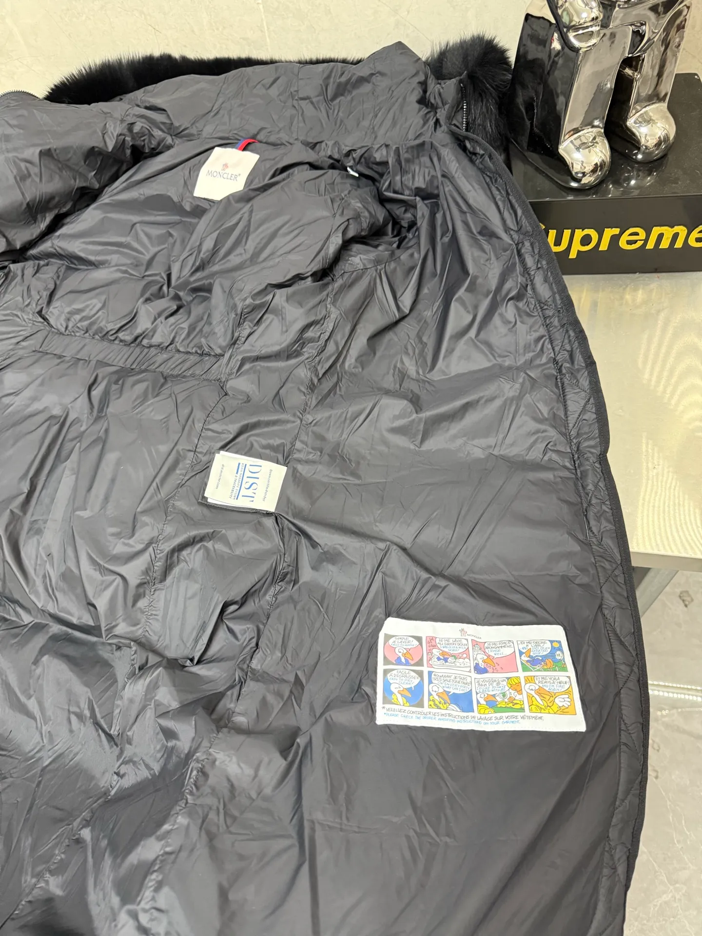 P1100 Moncler mid-length women's down jacket, oversized fox fur collar, elastic waistband at the back, plus color matching movable belt, soft and comfortable fabric, 90 velvet with good fill power, slim fit upper body, light and neat, warm and not bloated. Color: black white Size: 1234