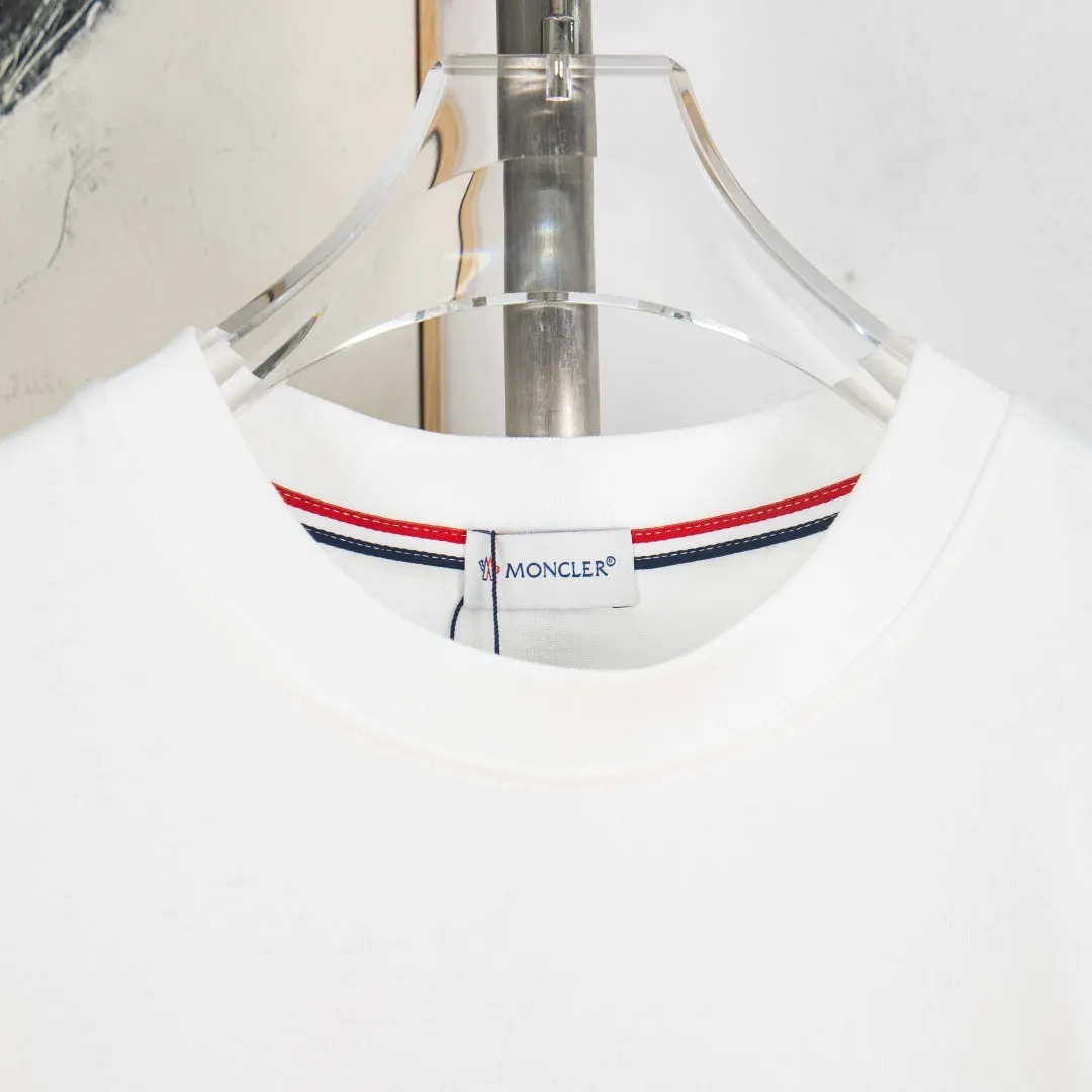 P190 💰 zp version [exclusive supply] MONCLER/muzzled 300g round neck short-sleeved T-shirt brand classic three-dimensional offset printing letter LOGO embossing process official synchronization high version high quality fashion personality versatile trend pure original quality original fabric hang tag collar label washed wheat three standards complete Color: Black. White. Size: S M L XL XXL Number: WS10016