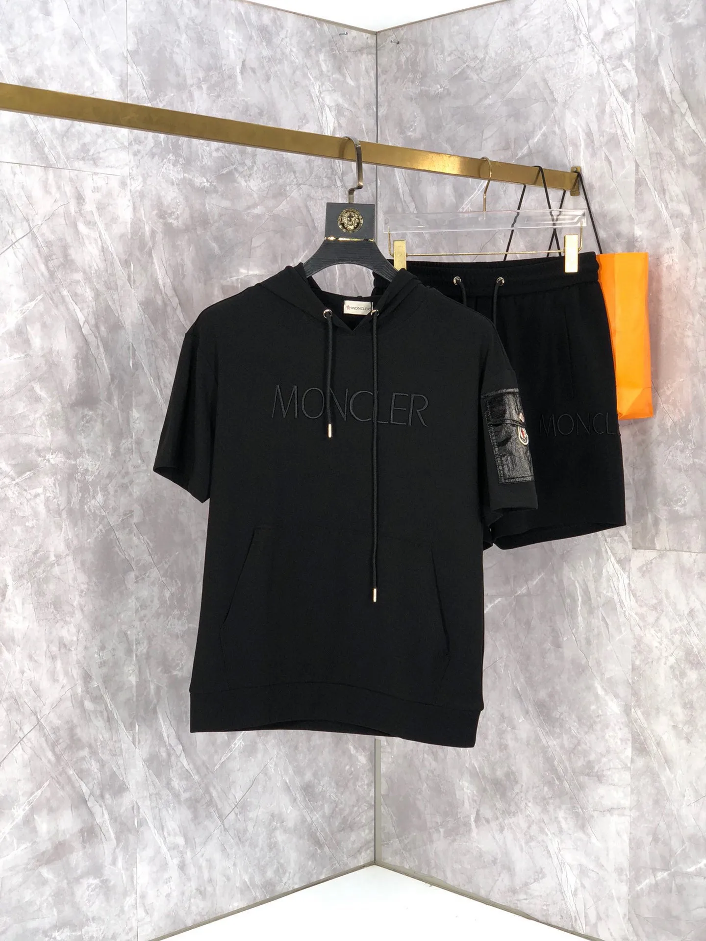 P570 Brand [MONCLER Mouth Covered] 2025 round neck short-sleeved shorts suit. The pure cotton fabric upper body will not be stuffy, the smooth and comfortable skin-friendly effect is more breathable, the fabric has its own texture, classic logo technology, a new interpretation from a unique angle, fashionable and versatile choice! Size: M-3XL (maximum wear: 190 pounds)