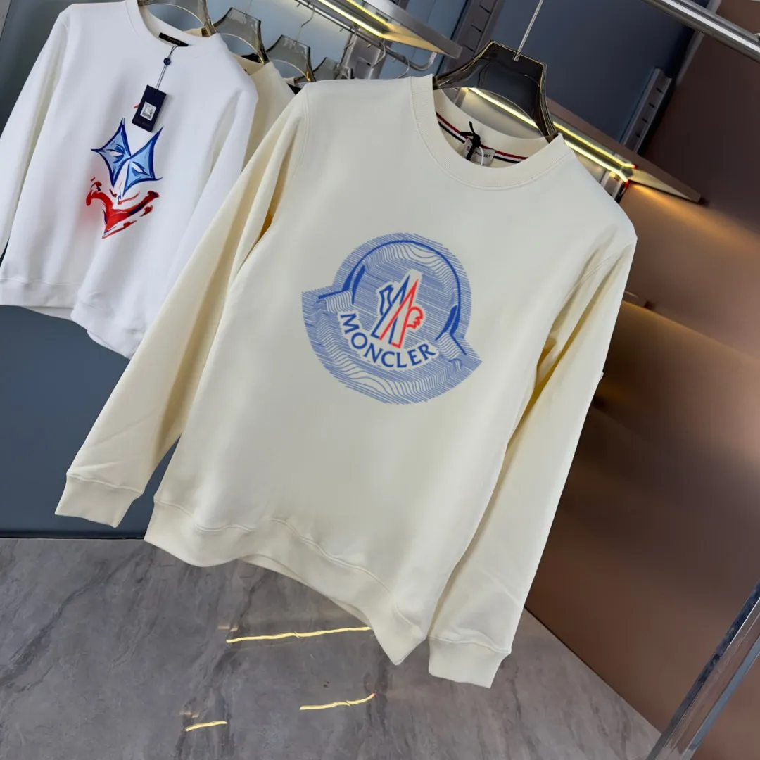 P210 High-version sweatshirt) [Long-term stock] 〖𝐌𝐎𝐍𝐂𝐋𝐄𝐑~Mask〗 Made of 440g heavy-weight fabric. It is different from the market currency. It can be matched with any variety and is properly handsome. 😎The whole dress is made of double waistcoats. The double waistcoats make the whole dress more three-dimensional. Not ordinary factories can do such fine work. 2025 Spring runway version of the T stage, on sale at the counter, round neck terry sweatshirt, high-end double-strand pure cotton, custom-made stretch ribs, dyed in the same vat, complete with three standards, matched with exquisite embroidered LOGO on the chest, simple and advanced, same style for men and women. Color: black, apricot, white, size: S M L XL 2XL