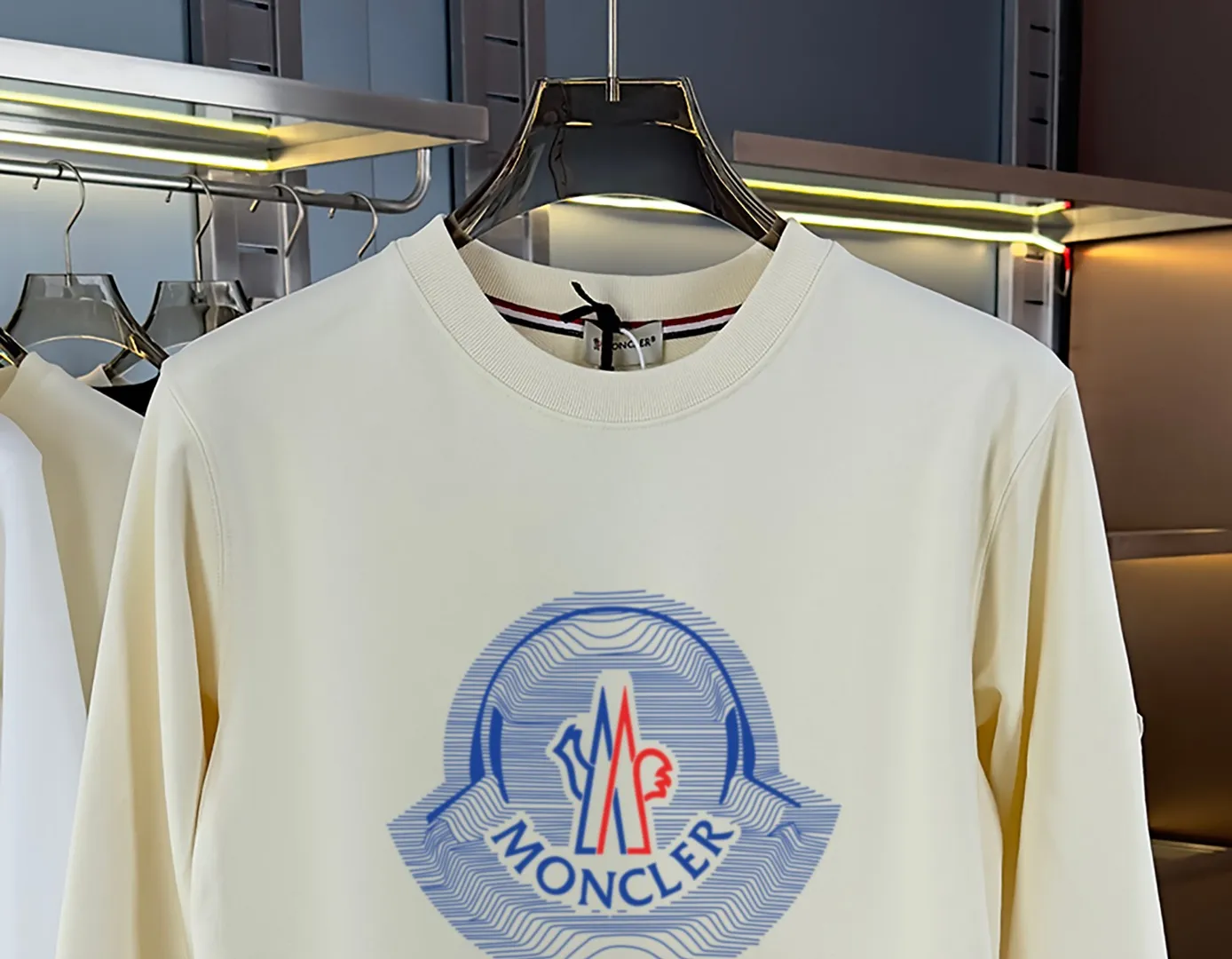 P210 High-version sweatshirt) [Long-term stock] 〖𝐌𝐎𝐍𝐂𝐋𝐄𝐑~Mask〗 Made of 440g heavy-weight fabric. It is different from the market currency. It can be matched with any variety and is properly handsome. 😎The whole dress is made of double waistcoats. The double waistcoats make the whole dress more three-dimensional. Not ordinary factories can do such fine work. 2025 Spring runway version of the T stage, on sale at the counter, round neck terry sweatshirt, high-end double-strand pure cotton, custom-made stretch ribs, dyed in the same vat, complete with three standards, matched with exquisite embroidered LOGO on the chest, simple and advanced, same style for men and women. Color: black, apricot, white, size: S M L XL 2XL