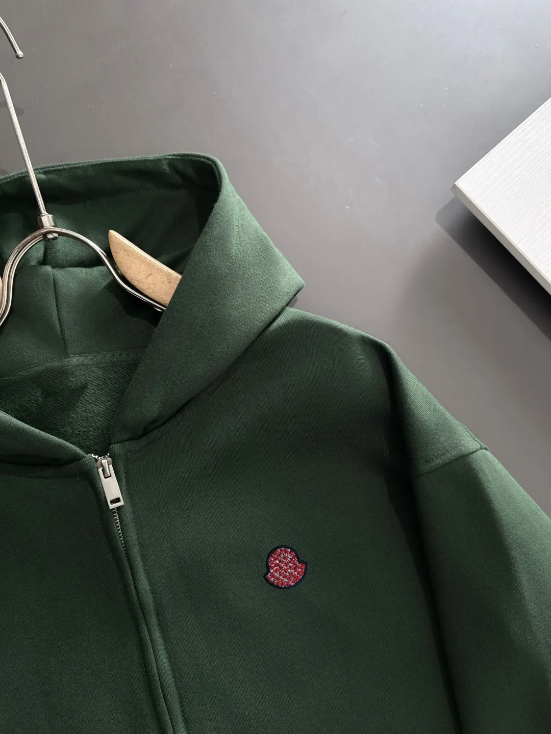 Next day delivery P460 High quality MONCLER/muzzle Exclusive debut of 25ss new autumn and winter lapel double zipper hooded sweatshirt jacket Many stars have the same style. Craftsmanship that ordinary small workshops cannot copy. We are not afraid of any challenges in terms of materials, detail restoration and craftsmanship, just to provide you with wonderful products. Compare the top original versions at will. No expense is spared just to do better. Unique imported fabric feel. Purely imported German machine production. Precision operation and thousands of needle density. A full set of new accessories with three standards can be customized at the same time. The upper body is versatile and fashionable. The perfect choice for autumn and winter. The must-have item. Size chart: S to XXL (or state your height and weight when placing an order)
