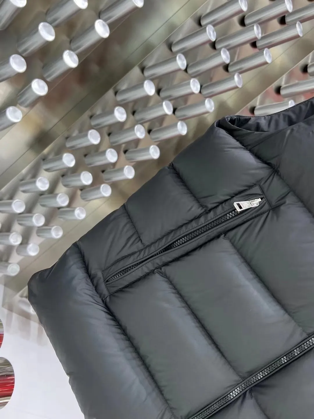 P640 🇫🇷𝐌𝐎𝐍𝐂𝐋𝐄𝐑/Mouth Hooded Down Vest New🆕Down Jacket Original customized hardware accessories are all imported and original customized. Welcome to compare. Absolutely high quality. Made of top 90 white duck down. Super soft, full and fluffy. Super heavy workmanship. Fabric workmanship and perfect 👍 version. Note⚠The fabric is super comfortable. Exclusive model. Not marketed. Same style for men and women. Sizes 1-5