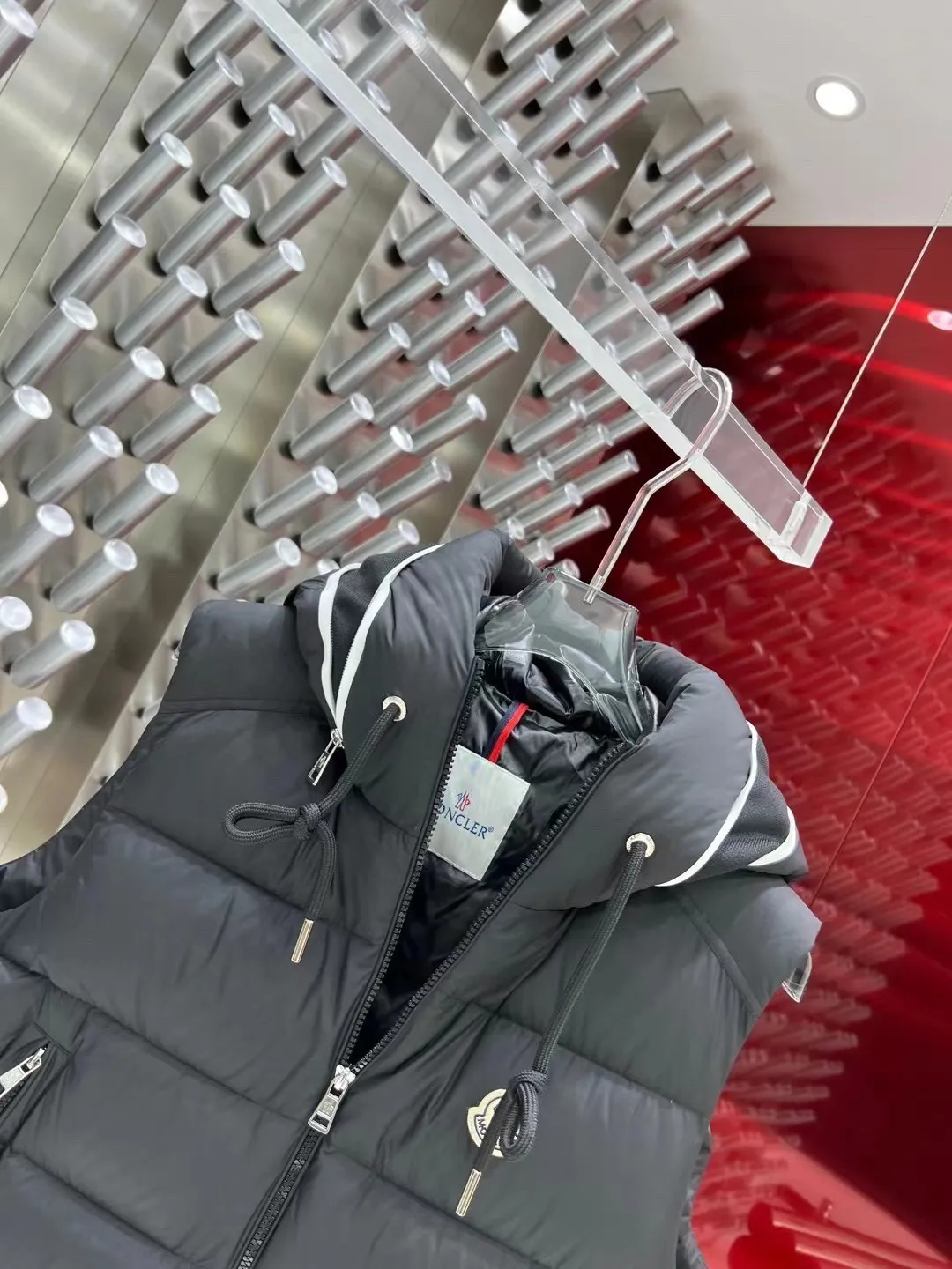 P640 🇫🇷𝐌𝐎𝐍𝐂𝐋𝐄𝐑/Mouth Hooded Down Vest New🆕Down Jacket Original customized hardware accessories are all imported and original customized. Welcome to compare. Absolutely high quality. Made of top 90 white duck down. Super soft, full and fluffy. Super heavy workmanship. Fabric workmanship and perfect 👍 version. Note⚠The fabric is super comfortable. Exclusive model. Not marketed. Same style for men and women. Sizes 1-5