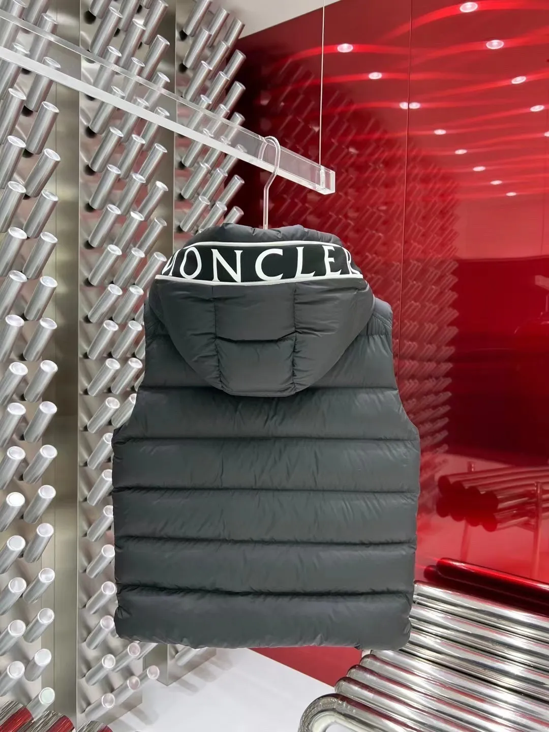 P640 🇫🇷𝐌𝐎𝐍𝐂𝐋𝐄𝐑/Mouth Hooded Down Vest New🆕Down Jacket Original customized hardware accessories are all imported and original customized. Welcome to compare. Absolutely high quality. Made of top 90 white duck down. Super soft, full and fluffy. Super heavy workmanship. Fabric workmanship and perfect 👍 version. Note⚠The fabric is super comfortable. Exclusive model. Not marketed. Same style for men and women. Sizes 1-5