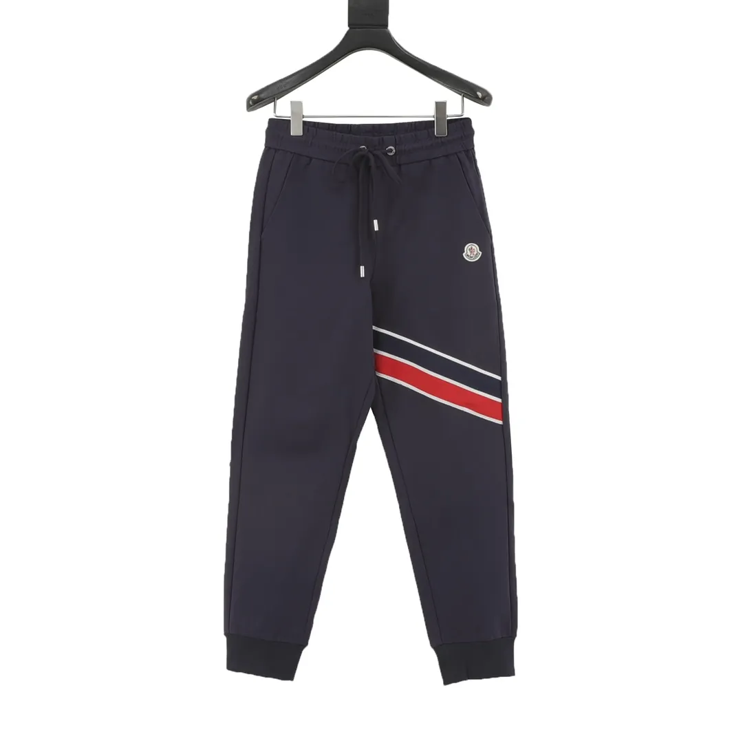 P460 Moncler/Mandow 25FW leg striped trousers are differentiated from the market currency, the same style for men and women, new aesthetically inspired and interesting design, and the channel is high-quality. It makes the overall design more elegant and fashionable. It is the hottest series this summer and is sought after by countless celebrities and fashionistas. The neat details of the cutting process add color to the playful fashion! The neat and meticulous design, and the well-fitting structure is unique. The upper body not only has outstanding recognition, but also looks younger and younger. A style that has the ultimate wearing meaning and performance, with gorgeous color combinations, the craftsmanship of this style must be extremely extraordinary, and the upper body comfort is definitely strong enough, which is also a manifestation of the essence of luxury! It is soft and thin, has an extremely alluring touch, and is very breathable. It is especially suitable for spring and summer wear. It is a comfortable wearing experience. The details and the craftsmanship of the webbing are perfect, giving it a more high-end feel!  Size：S-XL