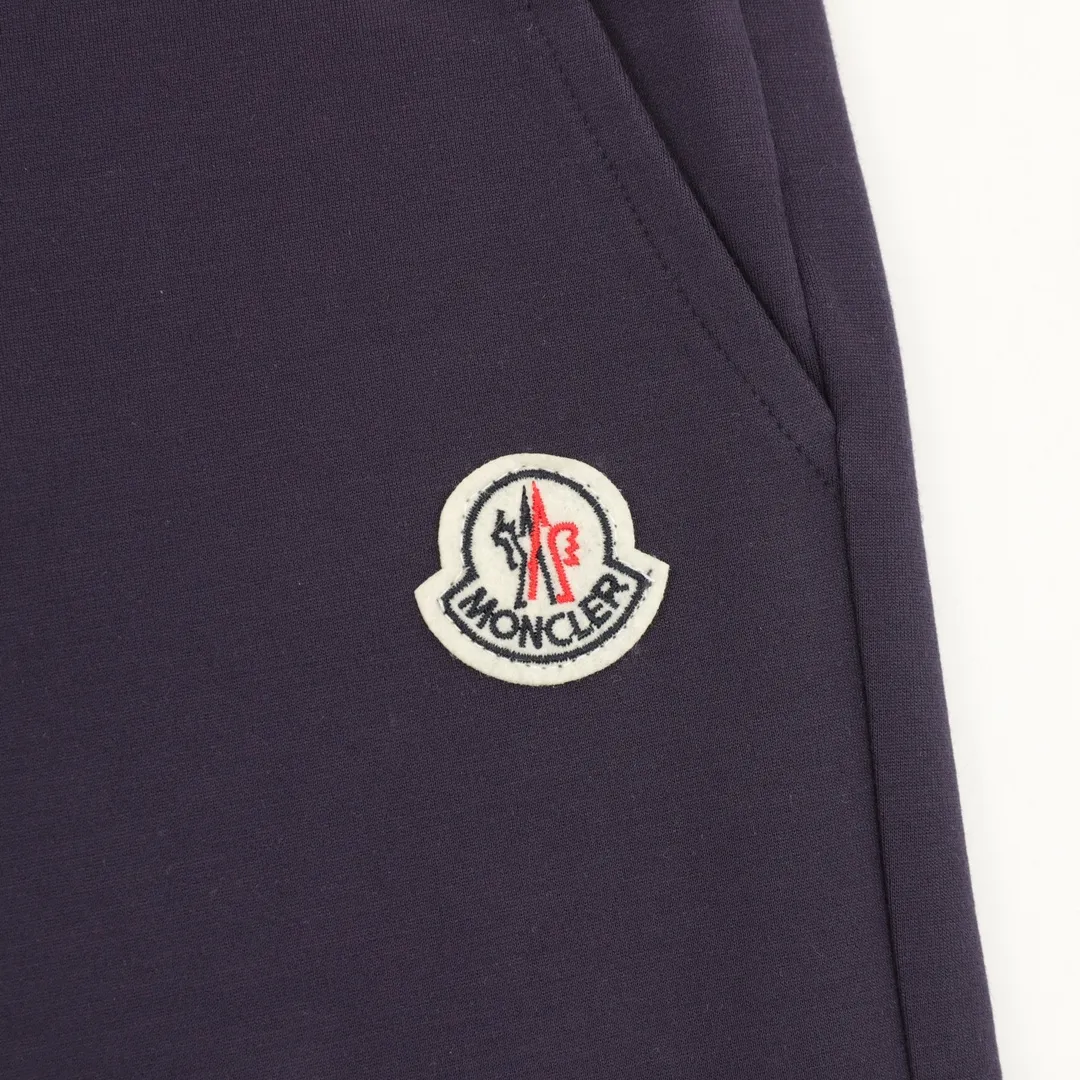 P460 Moncler/Mandow 25FW leg striped trousers are differentiated from the market currency, the same style for men and women, new aesthetically inspired and interesting design, and the channel is high-quality. It makes the overall design more elegant and fashionable. It is the hottest series this summer and is sought after by countless celebrities and fashionistas. The neat details of the cutting process add color to the playful fashion! The neat and meticulous design, and the well-fitting structure is unique. The upper body not only has outstanding recognition, but also looks younger and younger. A style that has the ultimate wearing meaning and performance, with gorgeous color combinations, the craftsmanship of this style must be extremely extraordinary, and the upper body comfort is definitely strong enough, which is also a manifestation of the essence of luxury! It is soft and thin, has an extremely alluring touch, and is very breathable. It is especially suitable for spring and summer wear. It is a comfortable wearing experience. The details and the craftsmanship of the webbing are perfect, giving it a more high-end feel!  Size：S-XL