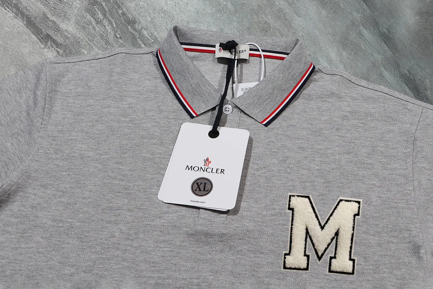 P190 Complete with three standards] MONCLER~ MONCLER 2024 summer new high-quality lapel short-sleeved POLO shirt, counter-customized fabric, high breathability and comfort, impeccable details, brand element design concept, reflecting high quality. It feels delicate and soft! It presents a casual cut and the upper body shape is great! The chest is filled with three-dimensional embroidery of the brand LOGO to highlight quality and luxury. Color: black/white Size: M~3XL