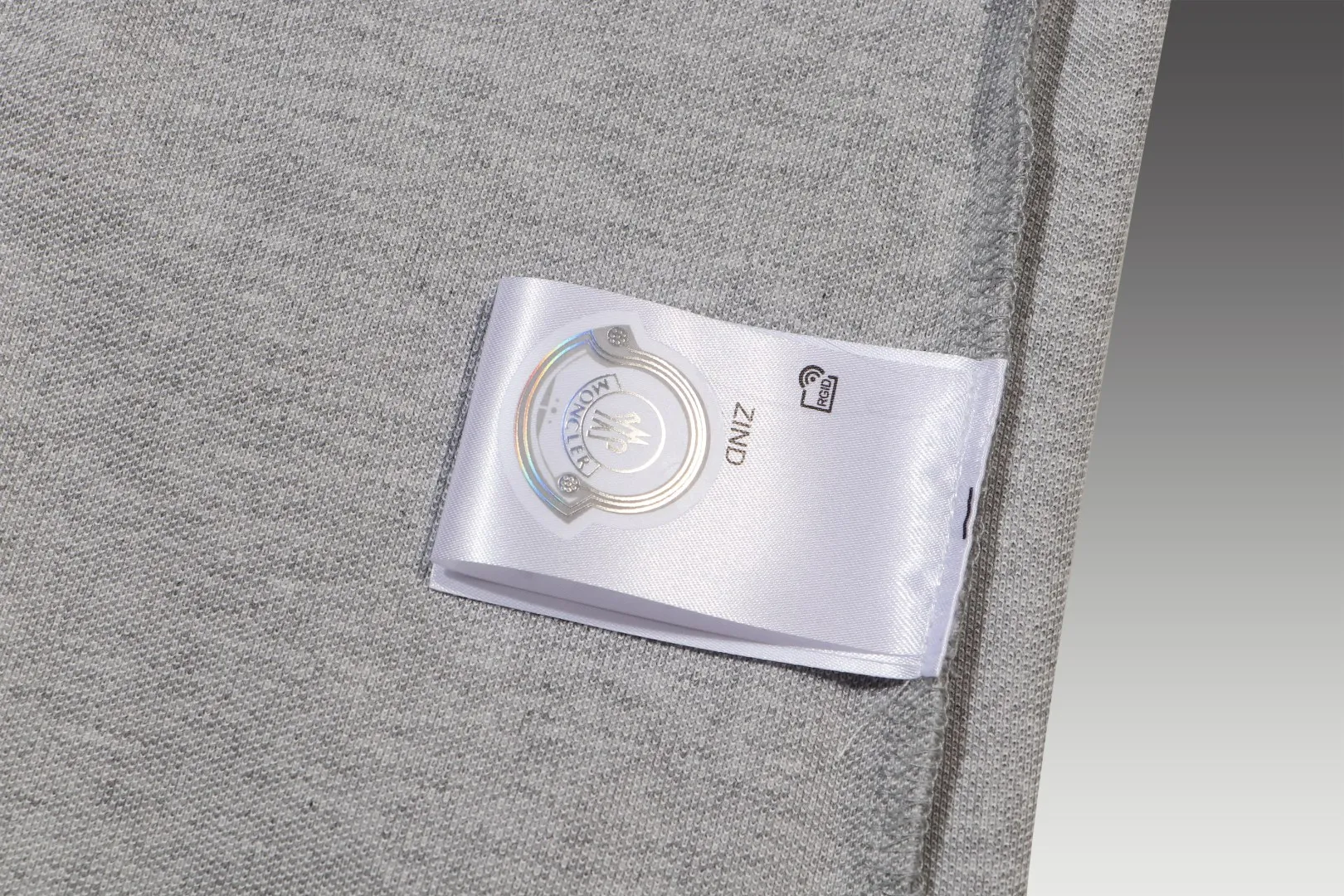 P190 Complete with three standards] MONCLER~ MONCLER 2024 summer new high-quality lapel short-sleeved POLO shirt, counter-customized fabric, high breathability and comfort, impeccable details, brand element design concept, reflecting high quality. It feels delicate and soft! It presents a casual cut and the upper body shape is great! The chest is filled with three-dimensional embroidery of the brand LOGO to highlight quality and luxury. Color: black/white Size: M~3XL