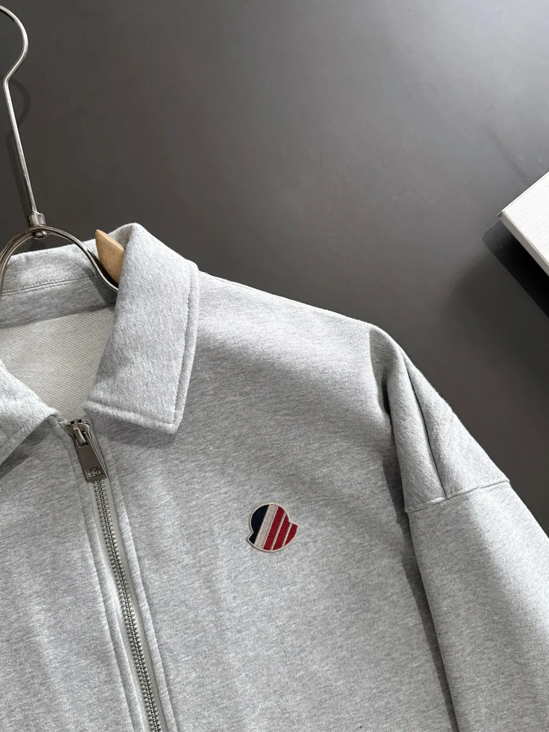 Next day delivery P460 High quality MONCLER/muzzle Exclusive debut of the new 25ss autumn and winter lapel zipper jacket Many stars have the same style. Craftsmanship that ordinary small workshops cannot copy. We are not afraid of any challenges in terms of materials, detail restoration and craftsmanship, just to provide everyone with wonderful products. Compare the top original versions at will. No expense is spared just to do better. Unique imported fabric feel. Purely imported German machine production. Precision operation and thousands of needle density. A full set of new accessories with three standards can be customized at the same time. The upper body is versatile and fashionable. The perfect choice for autumn and winter. The must-have item. Size chart: S to XXL (or state your height and weight when placing an order)