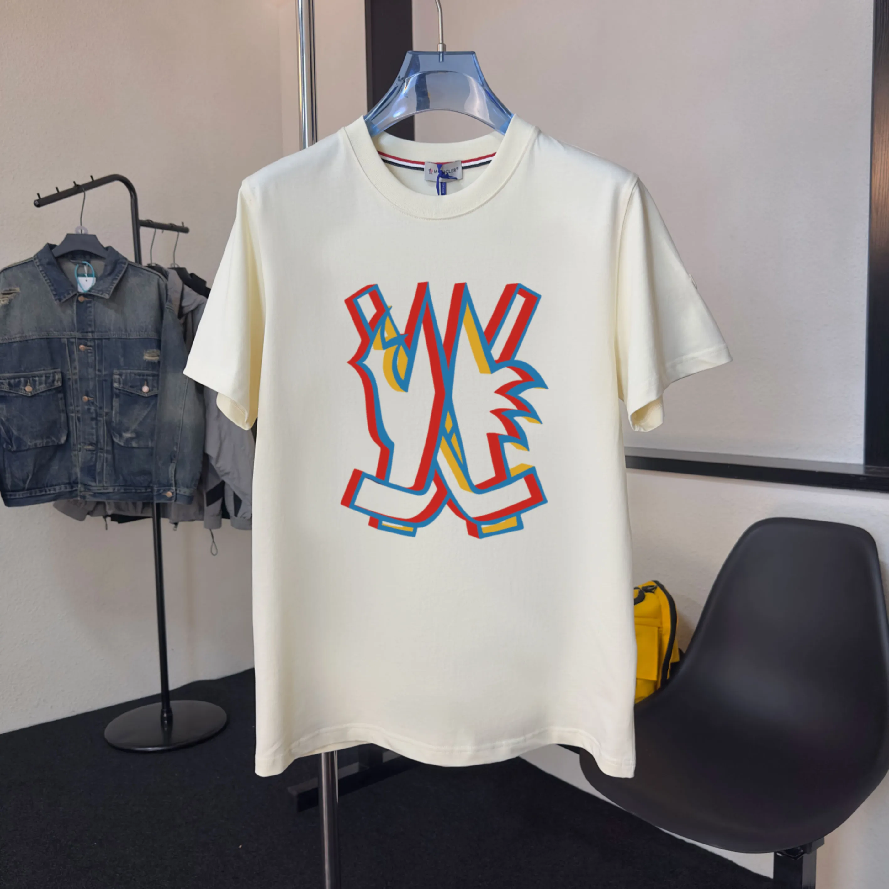 P140 💰Upgraded version "Mobile phone smart sensor ~ NFC chip armband ~ direct access to the official website for anti-counterfeiting" "Moncler ~ Mouth Mouth" 2025 new high-quality round neck short-sleeved T-shirt. The cuffs have imported embroidered labels. Customized dyeing, very comfortable to touch. Super versatile and good-looking short-sleeved. Complete with three labels. Non-market ordinary version. Feel free to compare. Quality is absolutely guaranteed! ‼ First of all, this original fabric is all custom-woven with 32-count double yarn fabric, 250G, and the weight is the same‼ Fine workmanship, double waistcoat method, double waistcoat method, double waistcoat method makes the whole dress more three-dimensional, which is not a craft that ordinary T-shirts can achieve🤪 Size: S-M-L-XL-2XL Color: black, white, apricot, same style for men and women