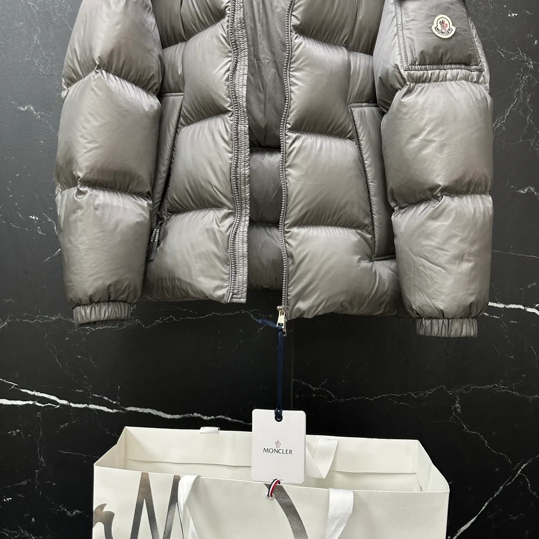 P860 𝑴𝒐𝒏𝒄𝒍𝒆𝒓｜Moncler/Moncler 25𝒔𝒔 Couyere new autumn and winter hooded [removable] light luxury fashion star's same style thickened down jacket for men and women T62# 𝑺𝒊𝒛𝒆：𝟭# 𝟮# 𝟯# 𝟰# 𝟱# Product color: black, silver gray