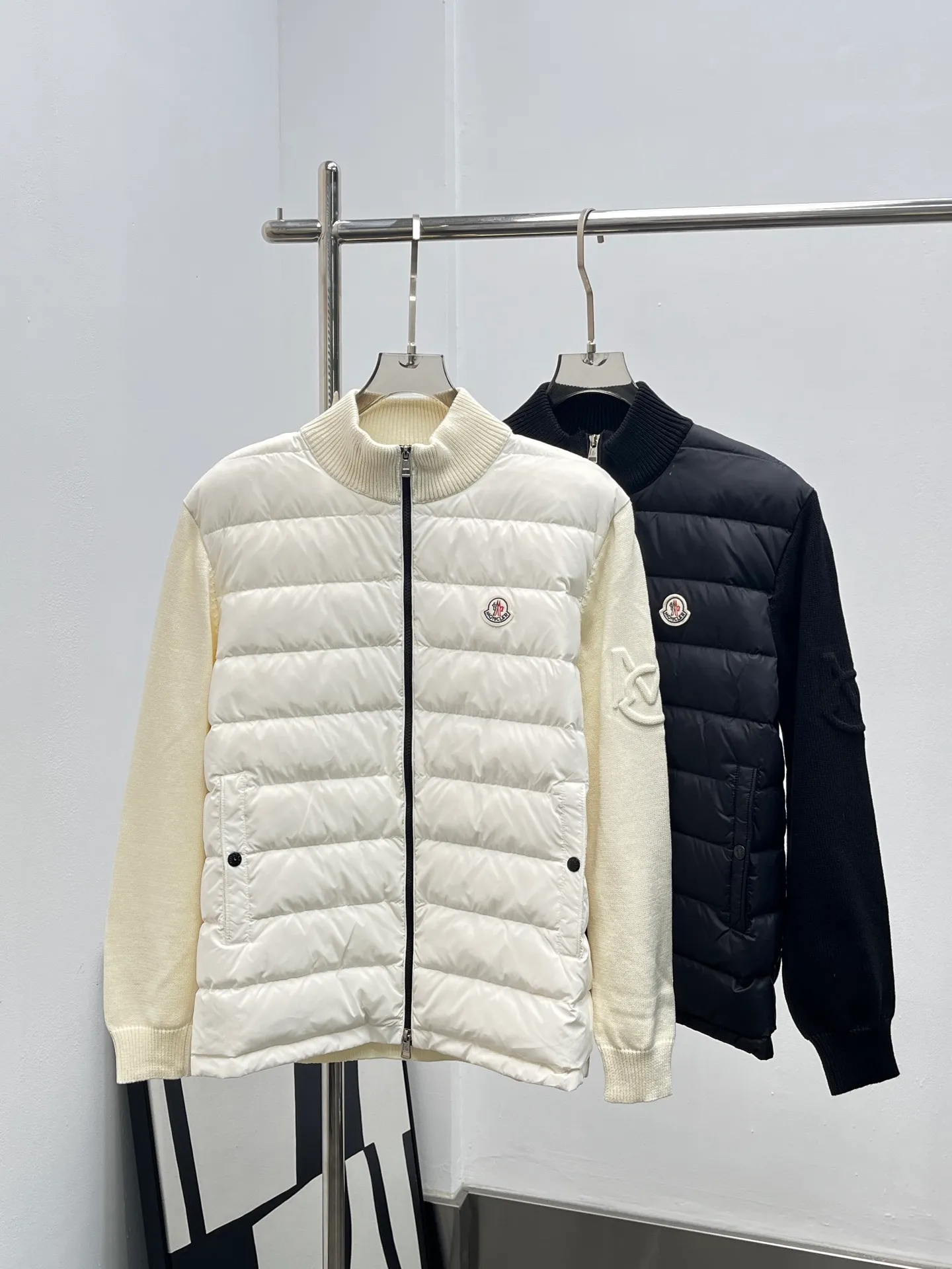 P790 New down jacket Moncler 24th new Cardigan striped stand collar wool splicing down jacket with white details! tripod! Ding’s 2024 new stand collar down jacket is here! ! No matter whether it is autumn or winter coat, a Moncl is really indispensable.