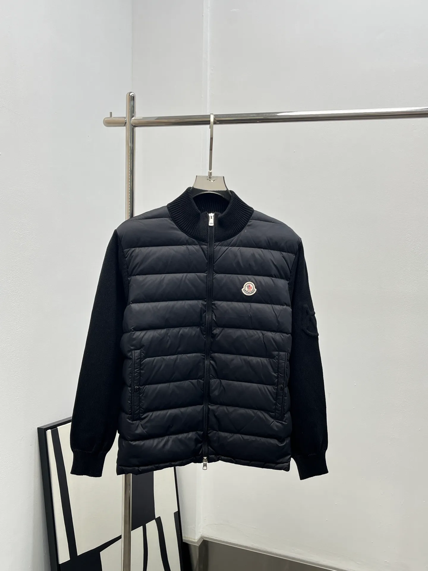 P790 New down jacket Moncler 24th new Cardigan striped stand collar wool splicing down jacket with white details! tripod! Ding’s 2024 new stand collar down jacket is here! ! No matter whether it is autumn or winter coat, a Moncl is really indispensable.