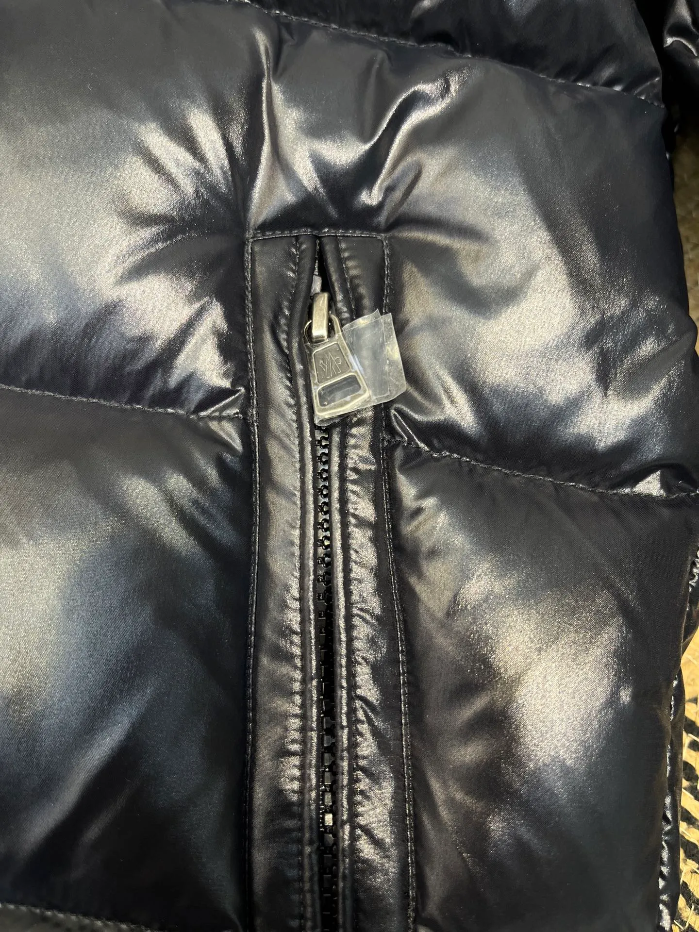 P640 𝗠𝗼𝗻𝗰𝗹𝗲𝗿 /𝗺𝗮𝘆𝗮 Model 026 Children's Maya Down Jacket Children's Maya short down jacket is specially designed to withstand cold winter weather and pays tribute to the mountains with high-performance design. Warm down jacket interprets iconic Moncler design from a child's perspective. 1⃣️The material is made of nylon laque fabric, exclusively customized, stain-resistant, and easier to wipe and clean. 2⃣️Embellished with brand logo, wool felt embroidery label, Behringer embroidery machine with electric embroidery, and imported embroidery thread to ensure that every word is full and three-dimensional. Clear. It can be called the most expensive embroidered label! 3⃣️ New international standard 90 white goose down, imported goose down filling, imported anti-drilling velvet liner cloth that does not run away. 4⃣️The front is decorated with a zipper fly closure, which locks in temperature instantly. The full set of hardware zippers are original and customized, with the M logo.  size：110-160
