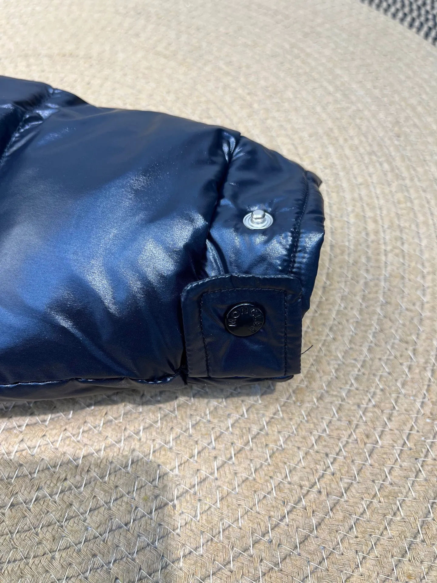 P640 𝗠𝗼𝗻𝗰𝗹𝗲𝗿 /𝗺𝗮𝘆𝗮 Model 026 Children's Maya Down Jacket Children's Maya short down jacket is specially designed to withstand cold winter weather and pays tribute to the mountains with high-performance design. Warm down jacket interprets iconic Moncler design from a child's perspective. 1⃣️The material is made of nylon laque fabric, exclusively customized, stain-resistant, and easier to wipe and clean. 2⃣️Embellished with brand logo, wool felt embroidery label, Behringer embroidery machine with electric embroidery, and imported embroidery thread to ensure that every word is full and three-dimensional. Clear. It can be called the most expensive embroidered label! 3⃣️ New international standard 90 white goose down, imported goose down filling, imported anti-drilling velvet liner cloth that does not run away. 4⃣️The front is decorated with a zipper fly closure, which locks in temperature instantly. The full set of hardware zippers are original and customized, with the M logo.  size：110-160