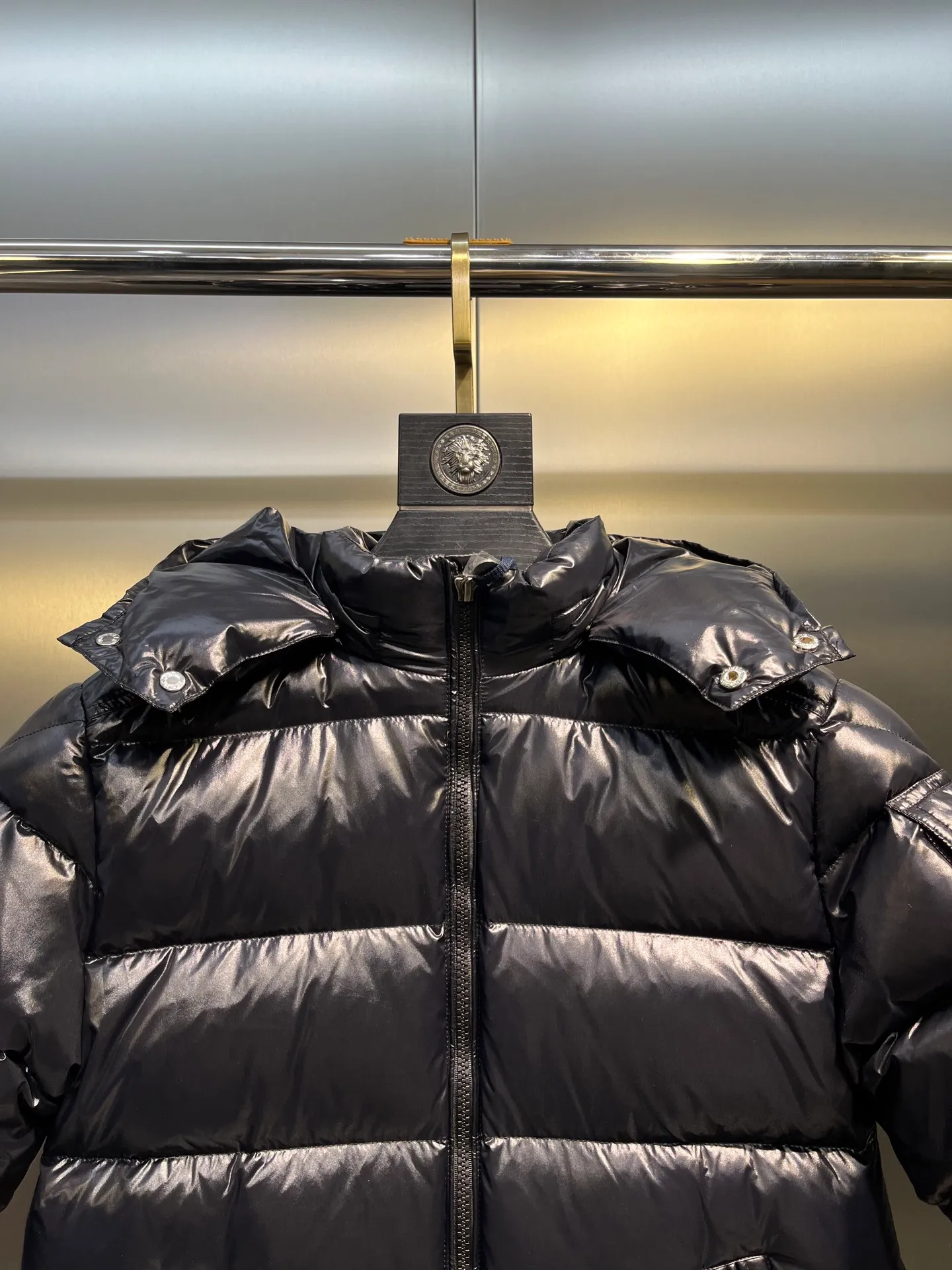 P640 𝗠𝗼𝗻𝗰𝗹𝗲𝗿 /𝗺𝗮𝘆𝗮 Model 026 Children's Maya Down Jacket Children's Maya short down jacket is specially designed to withstand cold winter weather and pays tribute to the mountains with high-performance design. Warm down jacket interprets iconic Moncler design from a child's perspective. 1⃣️The material is made of nylon laque fabric, exclusively customized, stain-resistant, and easier to wipe and clean. 2⃣️Embellished with brand logo, wool felt embroidery label, Behringer embroidery machine with electric embroidery, and imported embroidery thread to ensure that every word is full and three-dimensional. Clear. It can be called the most expensive embroidered label! 3⃣️ New international standard 90 white goose down, imported goose down filling, imported anti-drilling velvet liner cloth that does not run away. 4⃣️The front is decorated with a zipper fly closure, which locks in temperature instantly. The full set of hardware zippers are original and customized, with the M logo.  size：110-160