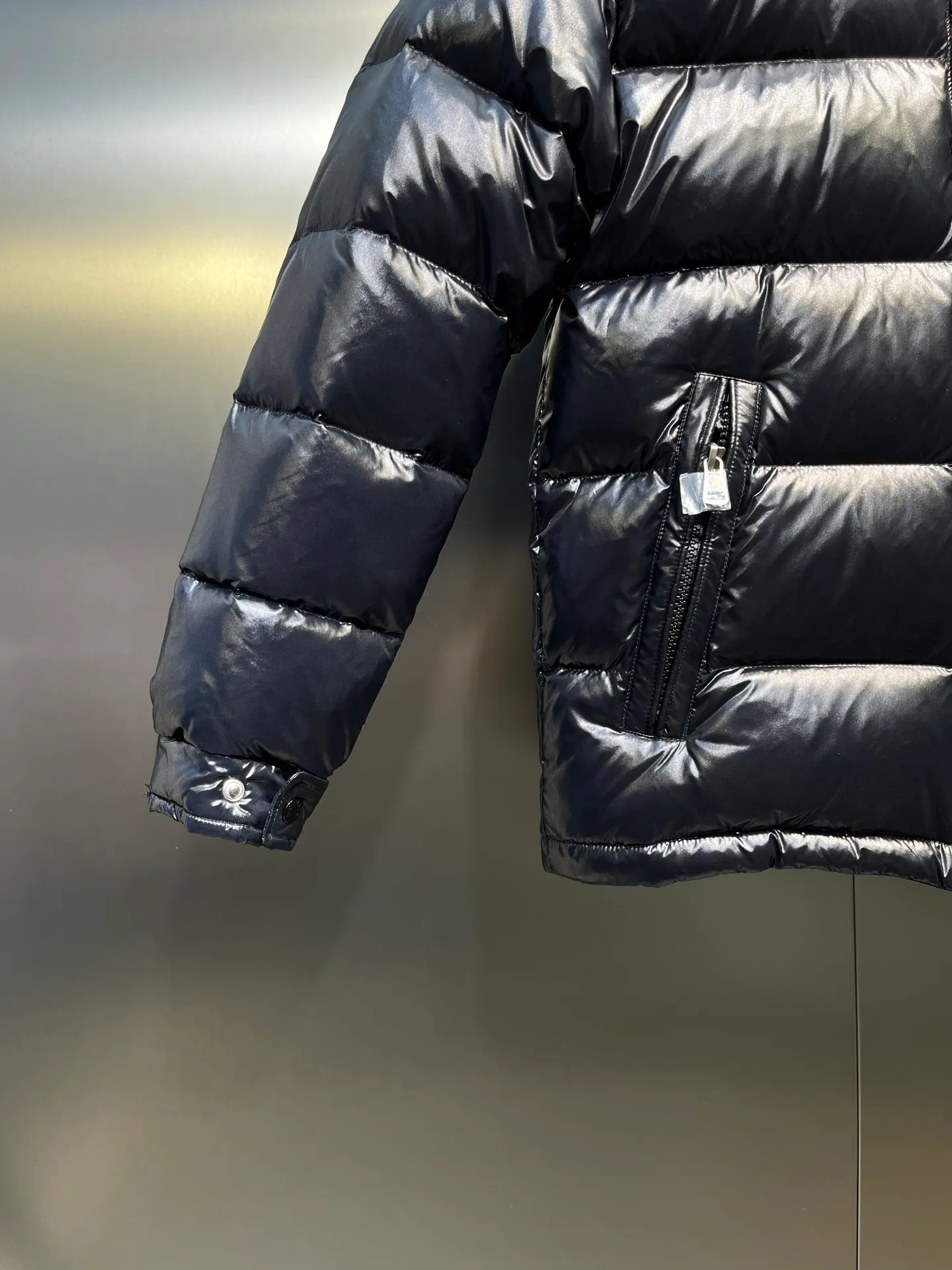 P640 𝗠𝗼𝗻𝗰𝗹𝗲𝗿 /𝗺𝗮𝘆𝗮 Model 026 Children's Maya Down Jacket Children's Maya short down jacket is specially designed to withstand cold winter weather and pays tribute to the mountains with high-performance design. Warm down jacket interprets iconic Moncler design from a child's perspective. 1⃣️The material is made of nylon laque fabric, exclusively customized, stain-resistant, and easier to wipe and clean. 2⃣️Embellished with brand logo, wool felt embroidery label, Behringer embroidery machine with electric embroidery, and imported embroidery thread to ensure that every word is full and three-dimensional. Clear. It can be called the most expensive embroidered label! 3⃣️ New international standard 90 white goose down, imported goose down filling, imported anti-drilling velvet liner cloth that does not run away. 4⃣️The front is decorated with a zipper fly closure, which locks in temperature instantly. The full set of hardware zippers are original and customized, with the M logo.  size：110-160