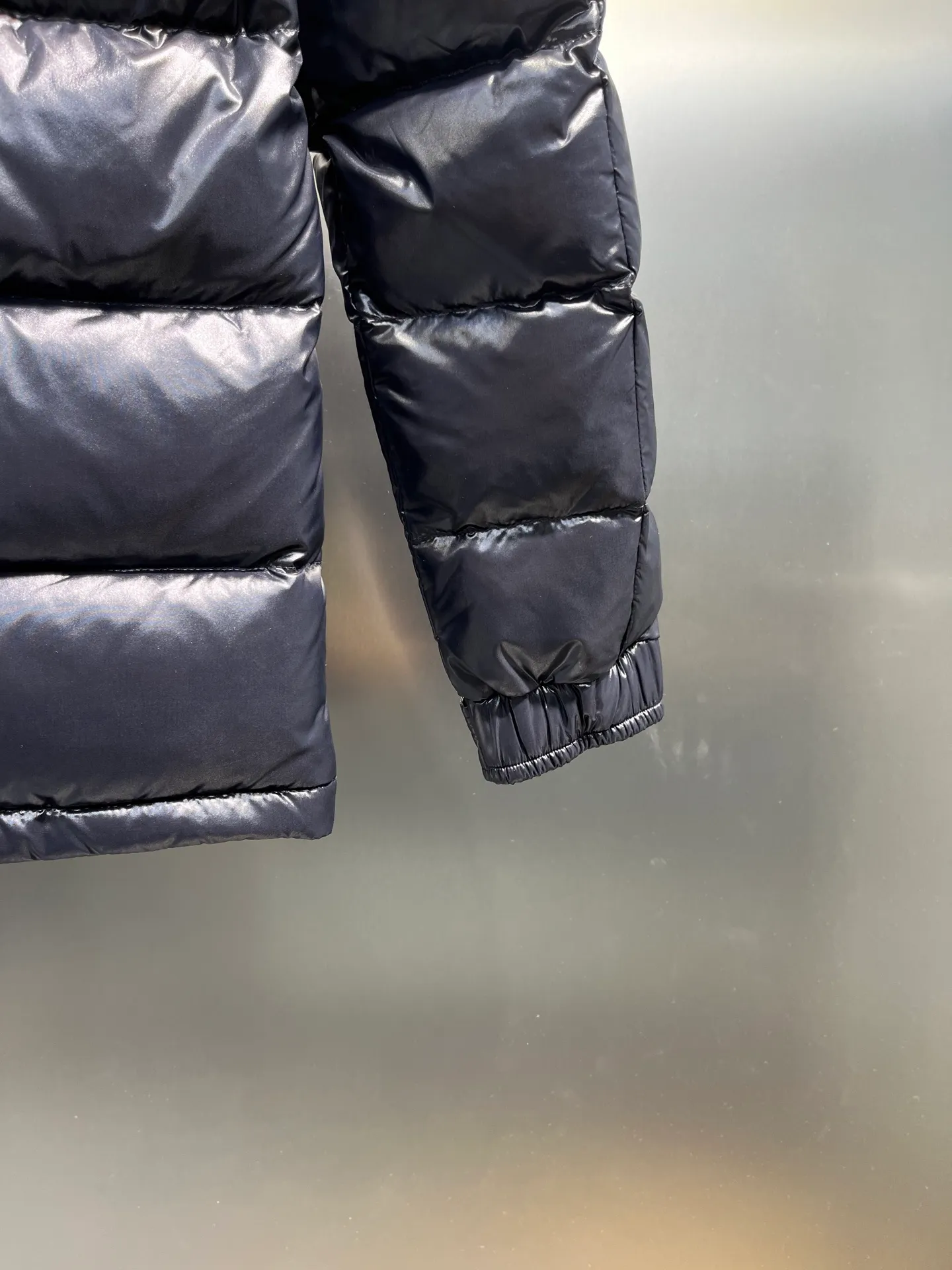 P640 𝗠𝗼𝗻𝗰𝗹𝗲𝗿 /𝗺𝗮𝘆𝗮 Model 026 Children's Maya Down Jacket Children's Maya short down jacket is specially designed to withstand cold winter weather and pays tribute to the mountains with high-performance design. Warm down jacket interprets iconic Moncler design from a child's perspective. 1⃣️The material is made of nylon laque fabric, exclusively customized, stain-resistant, and easier to wipe and clean. 2⃣️Embellished with brand logo, wool felt embroidery label, Behringer embroidery machine with electric embroidery, and imported embroidery thread to ensure that every word is full and three-dimensional. Clear. It can be called the most expensive embroidered label! 3⃣️ New international standard 90 white goose down, imported goose down filling, imported anti-drilling velvet liner cloth that does not run away. 4⃣️The front is decorated with a zipper fly closure, which locks in temperature instantly. The full set of hardware zippers are original and customized, with the M logo.  size：110-160