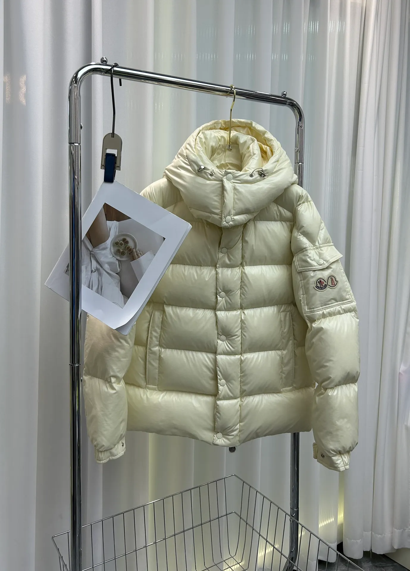 P720 Moncler Maya 70 Short Down Jacket The iconic men's Moncler Maya 70 down jacket is highly recognizable and specially designed to celebrate the brand's 70th anniversary. Style number: m70 Size: 12345 Color: black off-white