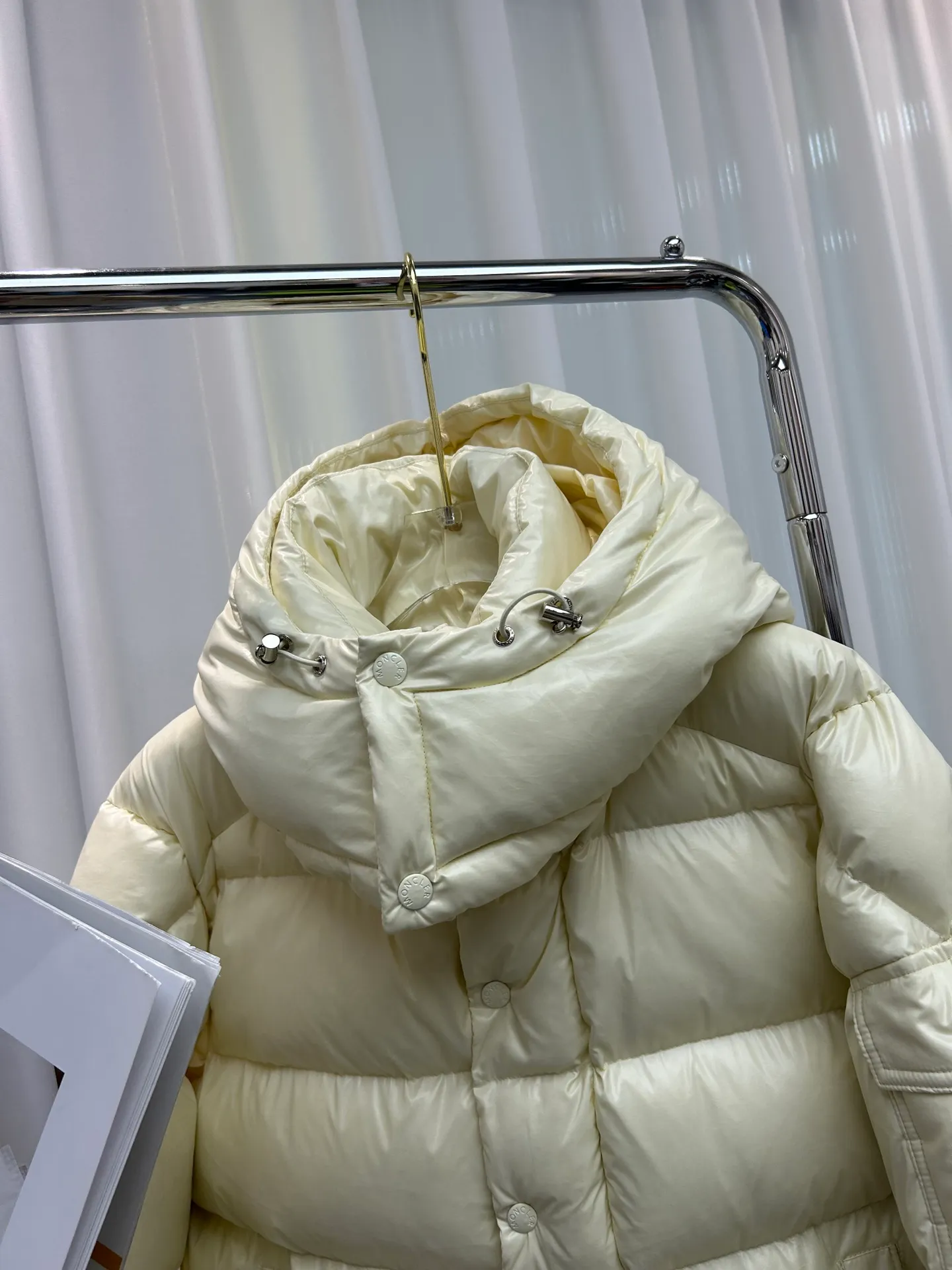 P720 Moncler Maya 70 Short Down Jacket The iconic men's Moncler Maya 70 down jacket is highly recognizable and specially designed to celebrate the brand's 70th anniversary. Style number: m70 Size: 12345 Color: black off-white