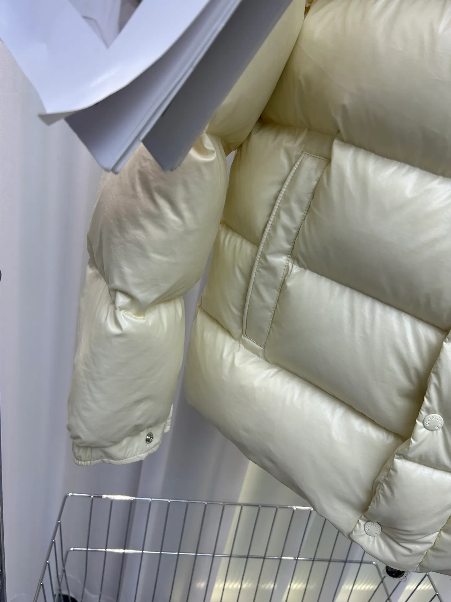 P720 Moncler Maya 70 Short Down Jacket The iconic men's Moncler Maya 70 down jacket is highly recognizable and specially designed to celebrate the brand's 70th anniversary. Style number: m70 Size: 12345 Color: black off-white